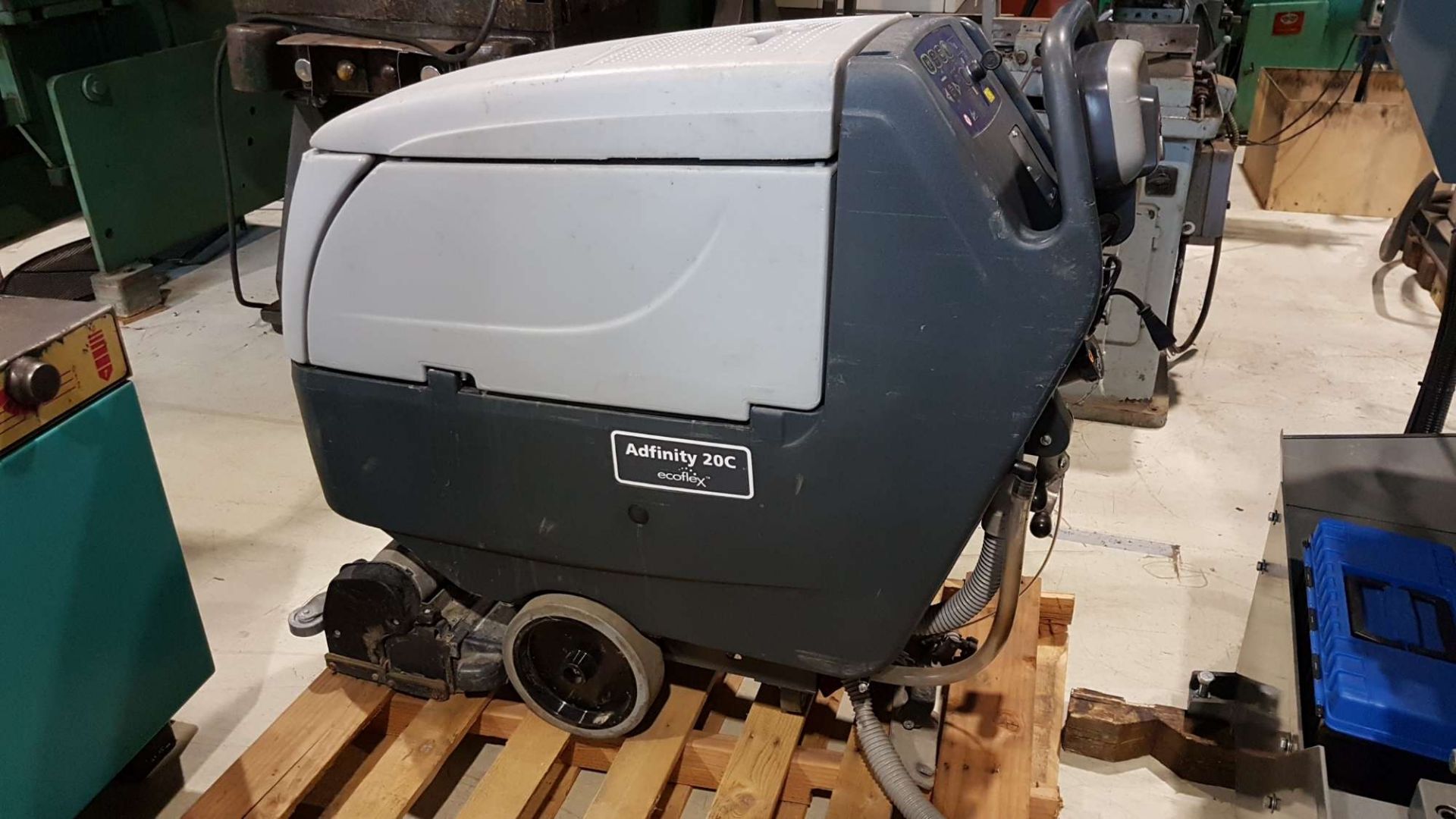 ADVANCE SCRUBBER-DRYER, MODEL ADFINITY 20C, S/N 3510161802268 - LOCATION MONTREAL, QUEBEC (CANADA)