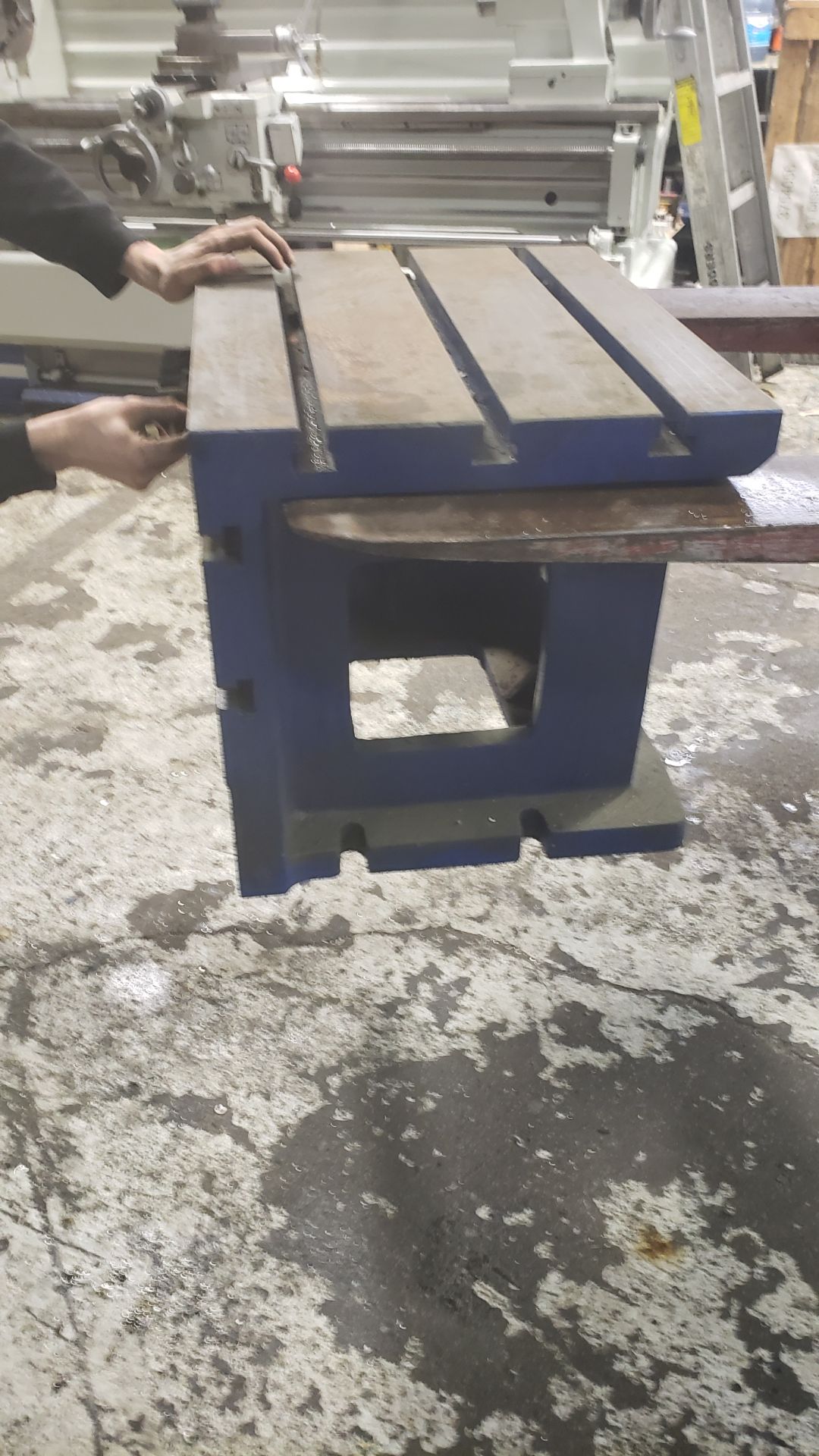 NEW BOX TABLE, 20 x 19 x 25 - Location : Boisbriand , Quebec (Canada)