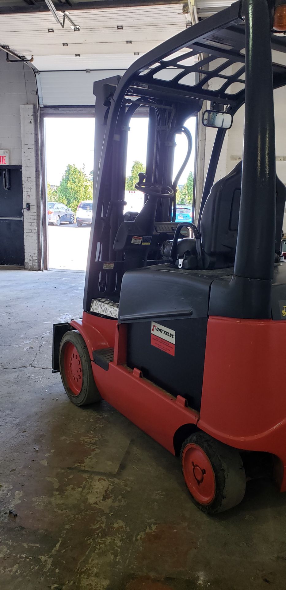 LINDE ELECTRIC FORKLIFT, YEAR 2000, 5500 LB, C/W CHARGER - Location : Boisbriand , Quebec (Canada) - Image 3 of 5