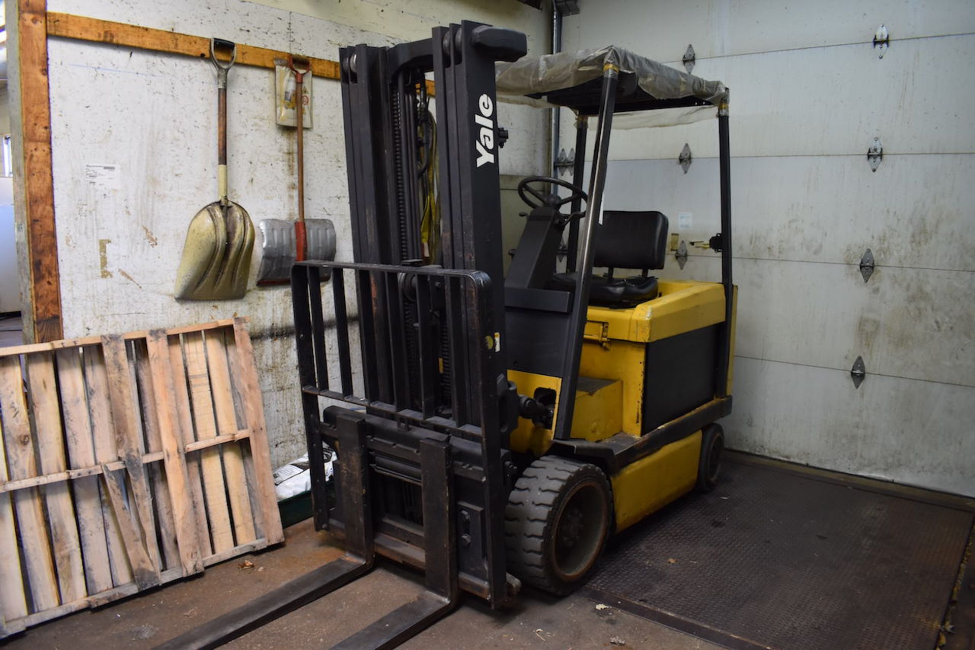 Yale 6000 lb. Model ER0060RFN368E084 Electric Forklift Truck, S/N E108V038261, 3-Stage Mast, Side - Image 2 of 12