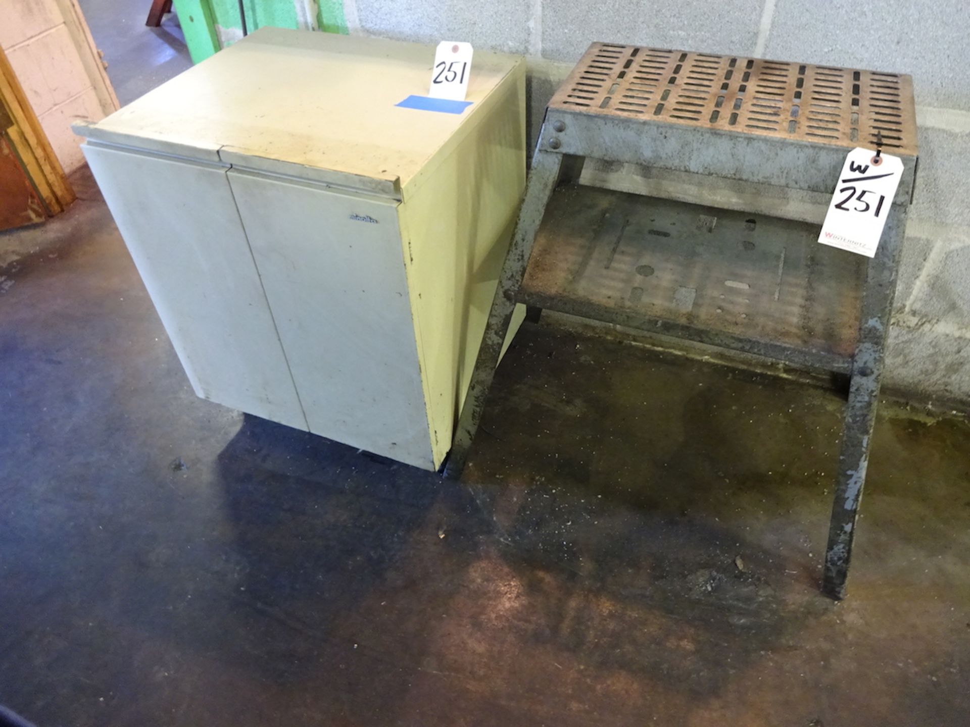 LOT: Cabinet, Stand, Table