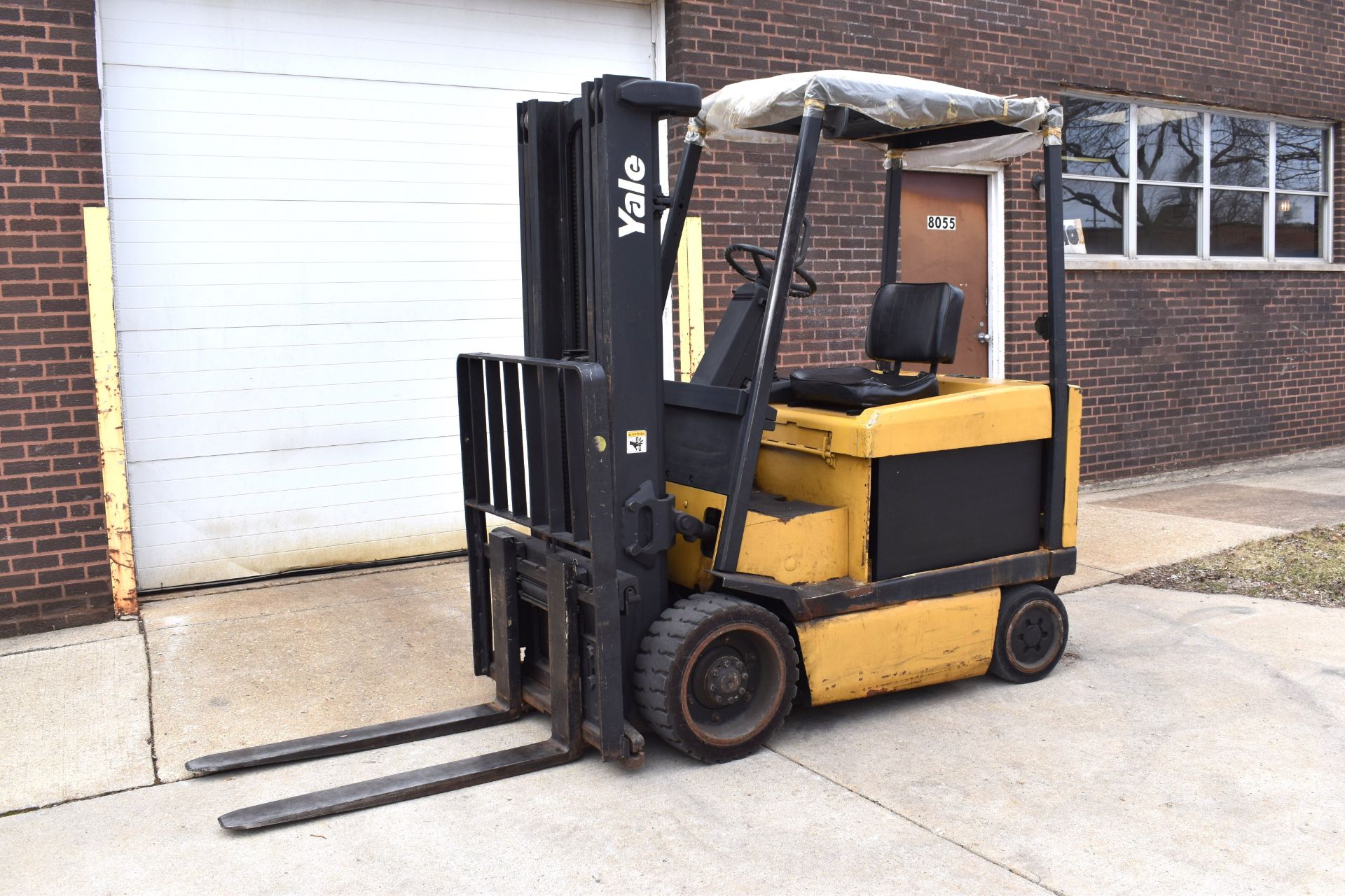 Yale 6000 lb. Model ER0060RFN368E084 Electric Forklift Truck, S/N E108V038261, 3-Stage Mast, Side