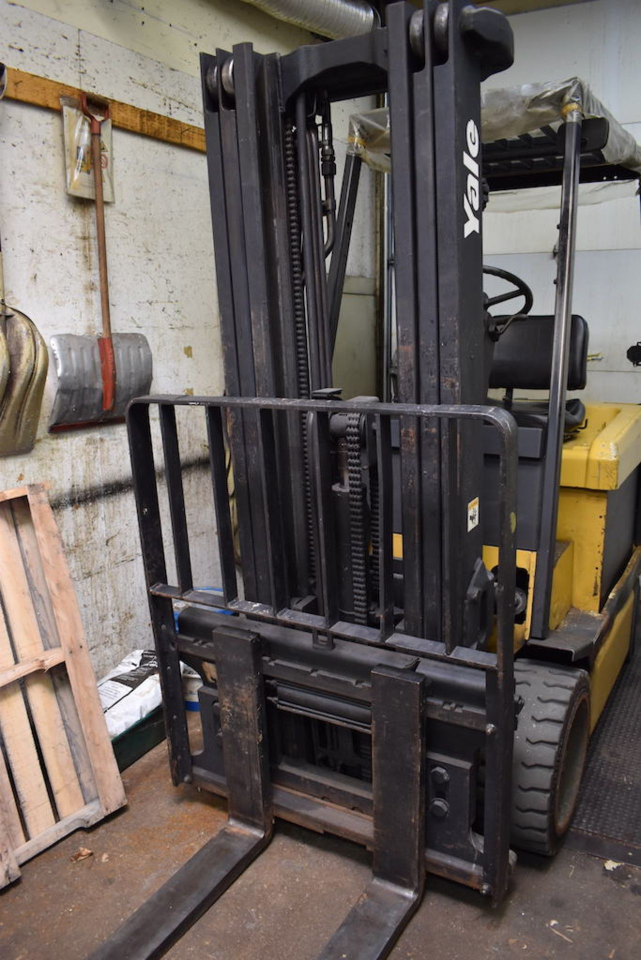 Yale 6000 lb. Model ER0060RFN368E084 Electric Forklift Truck, S/N E108V038261, 3-Stage Mast, Side - Image 4 of 12