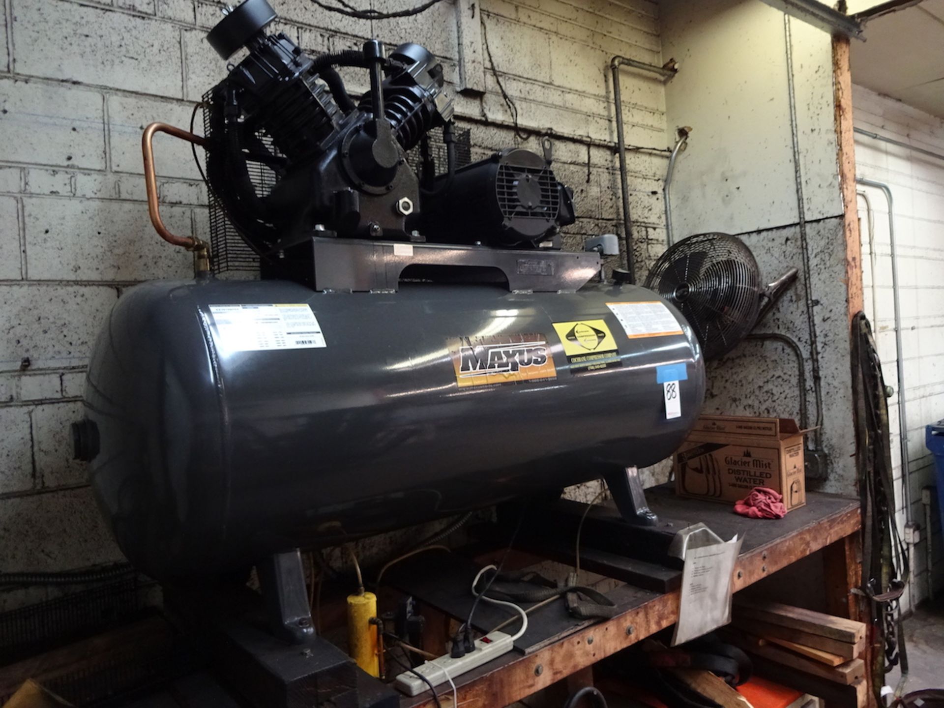 Maxus 10 HP Tank Mounted Air Compressor (2007) - Image 2 of 4