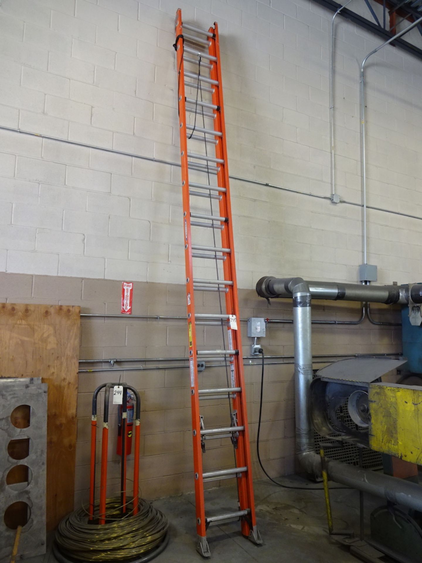 Werner 300 lb., 32 ft. Fiberglass Extension Ladder