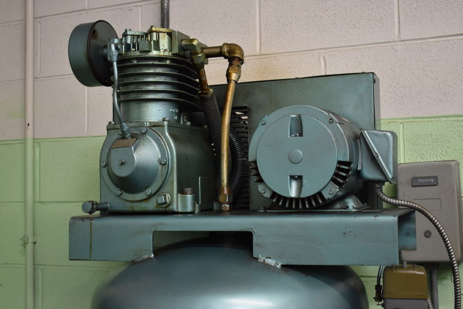 5HP TANK MOUNTED VERTICAL AIR COMPRESSOR - Image 2 of 2