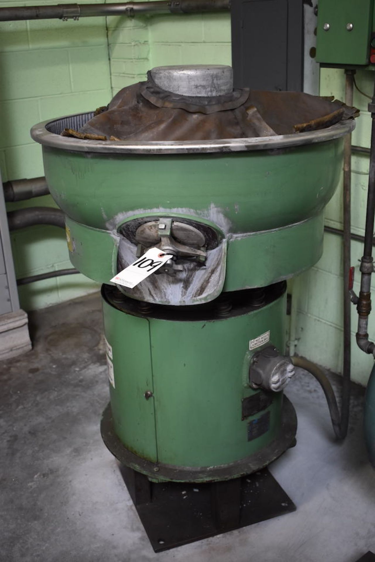 SWECO MODEL FM 3HA VIBRATORY FINISH MILL: S/N 3F1-774-12, 1.25HP, 1200 RPM, 30 IN. (APPROX) DIAMETER - Image 2 of 3