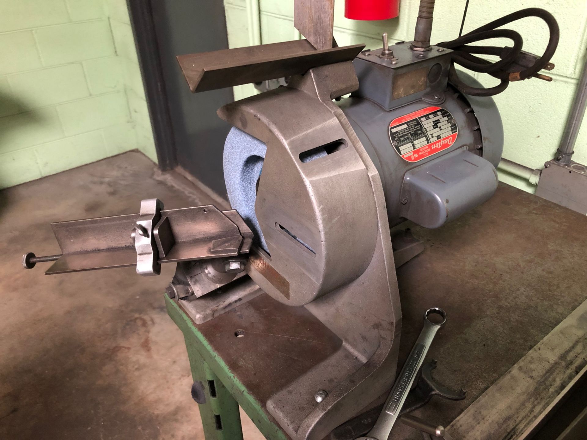 DAYTON 1HP 7 IN DRILL SHARPENER WITH STAND