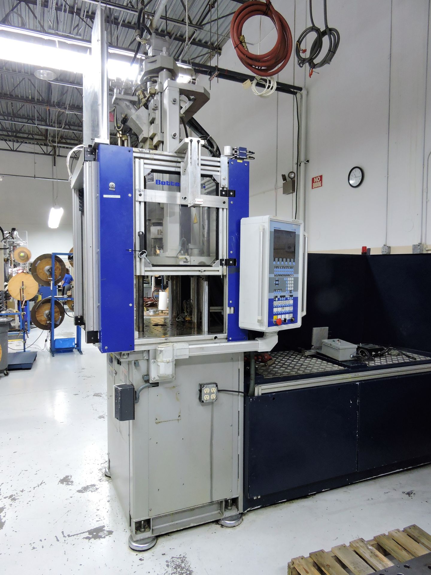 Battenfeld Model Vertical V 600/125 Vertical Plastic Injection Molder (2004) (Sunrise , FL) - Image 10 of 38