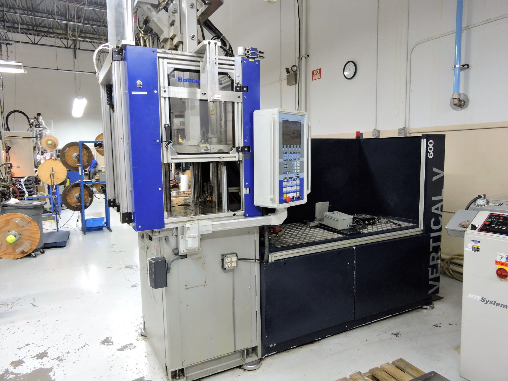 Battenfeld Model Vertical V 600/125 Vertical Plastic Injection Molder (2004) (Sunrise , FL) - Image 9 of 38