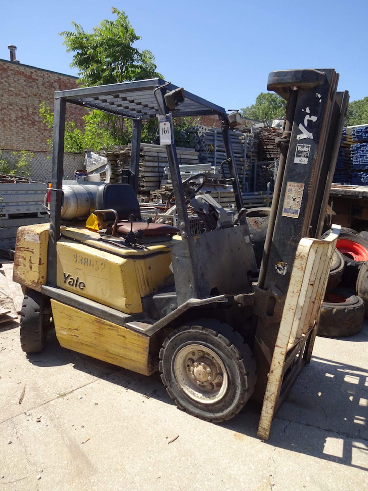 YALE RIDE ON FORK TRUCK, 5,000 LB., LP GAS, NO FORKS, SHOWS 5,754 HOURS, TOLD RUNS BUT HAS BAD