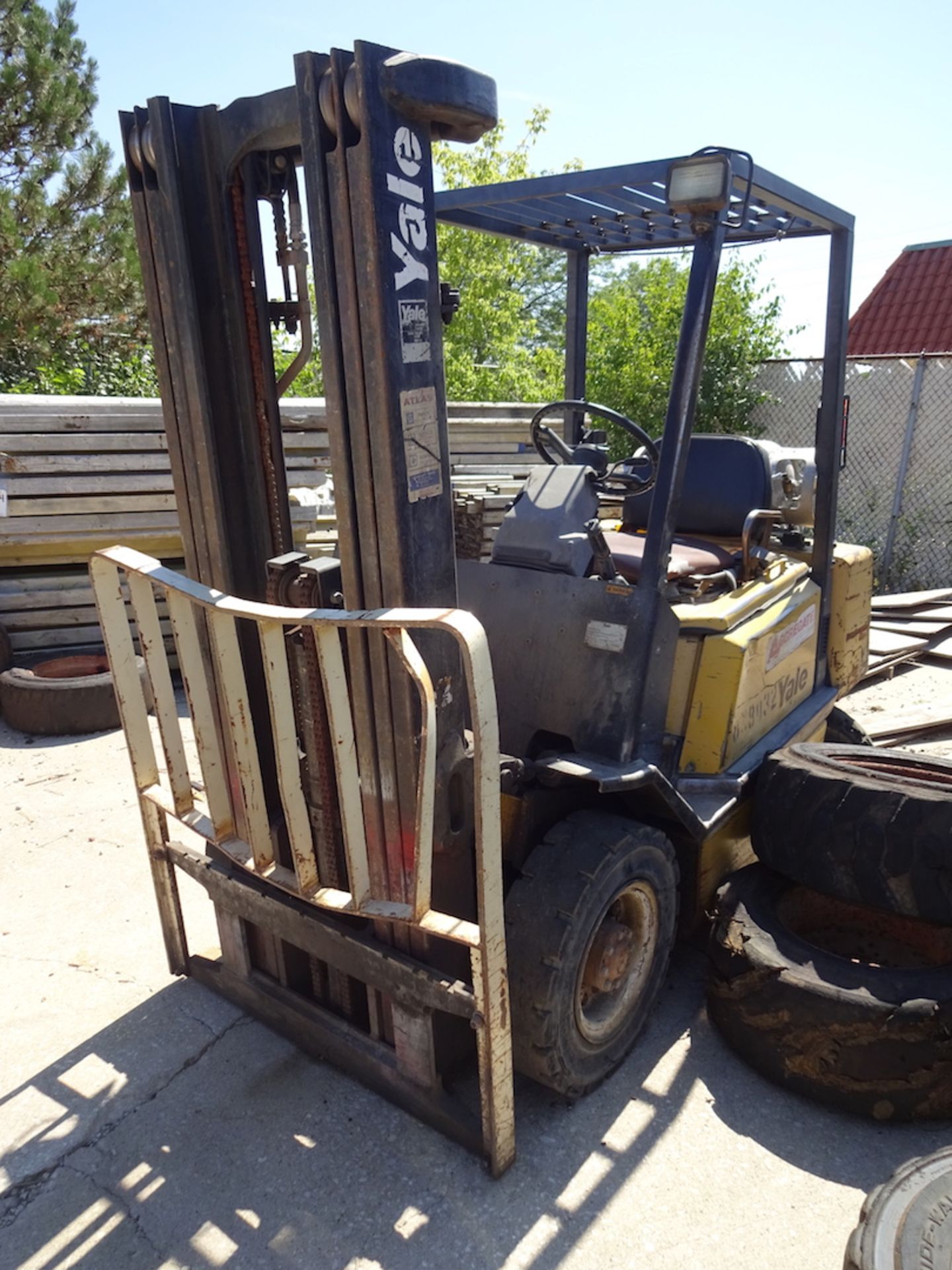 YALE RIDE ON FORK TRUCK, 5,000 LB., LP GAS, NO FORKS, SHOWS 5,754 HOURS, TOLD RUNS BUT HAS BAD - Image 2 of 2