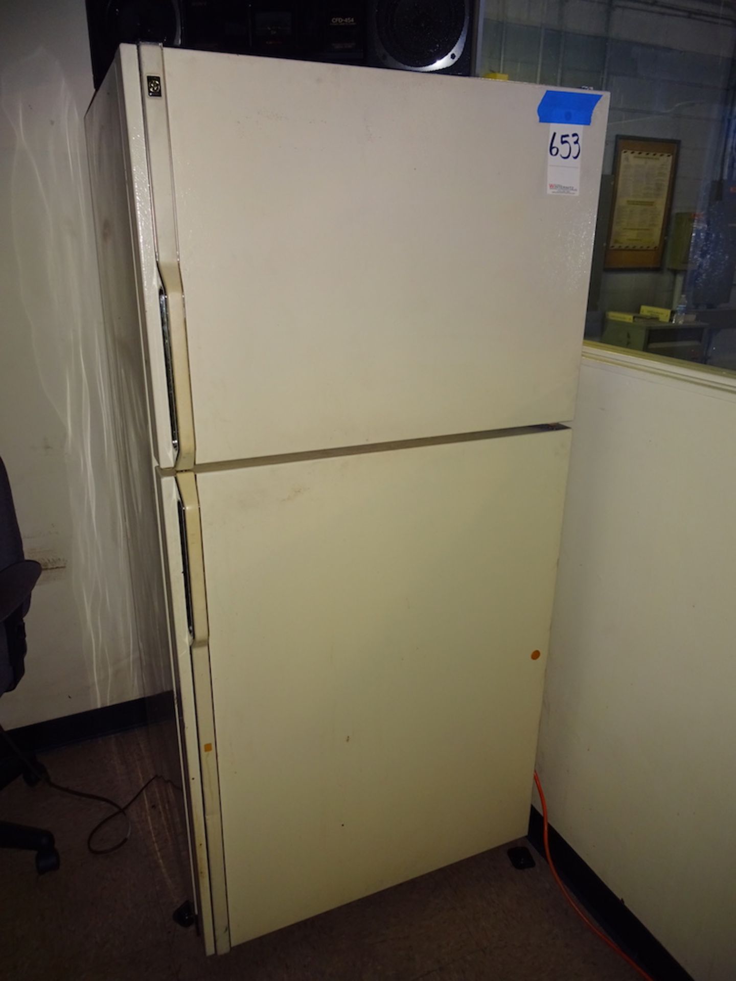 LOT: GE Refrigerator/Freezer, Amana Microwave Oven