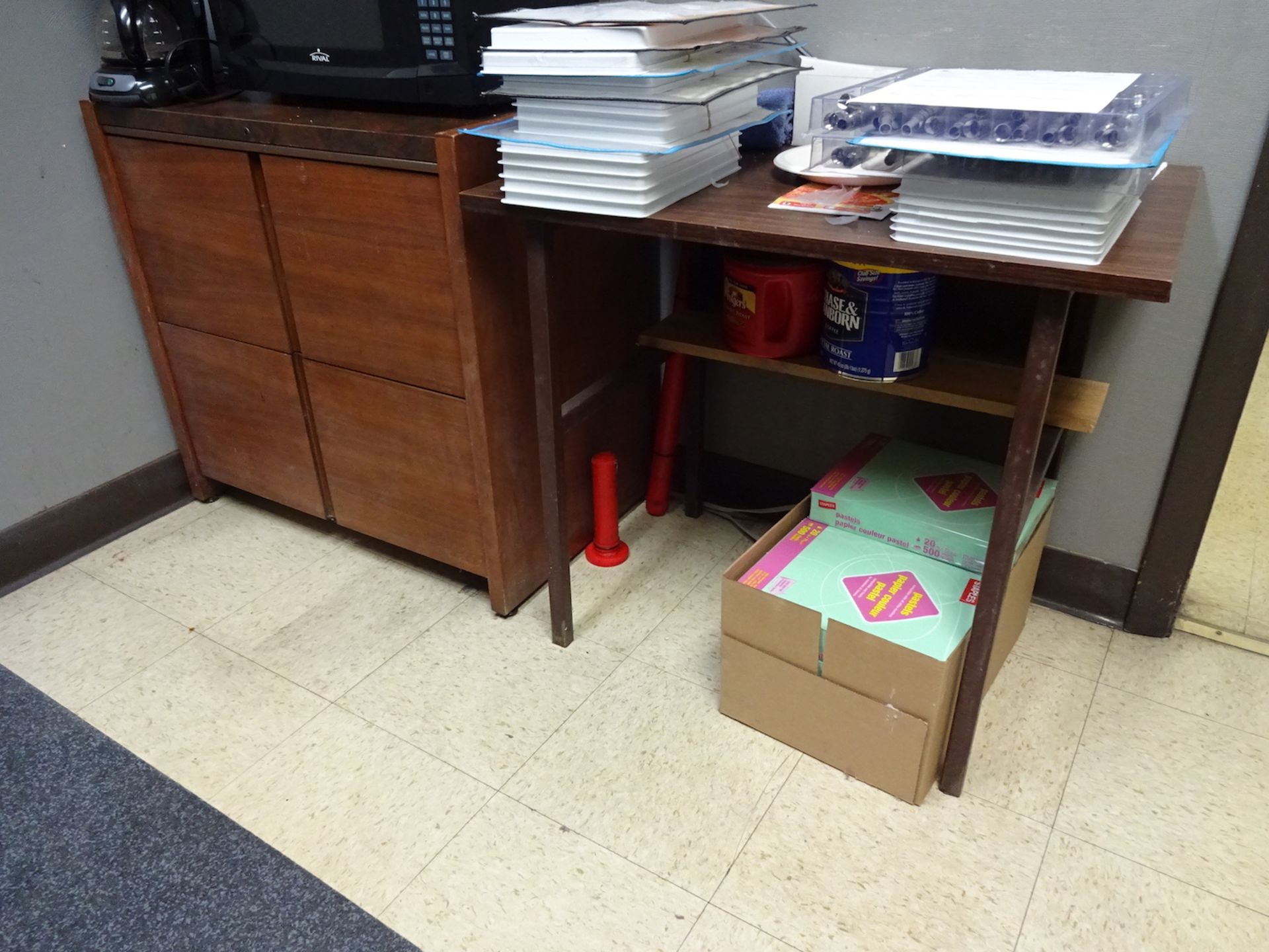 LOT: Desk, 4-Drawer File Cabinet, 2-Drawer Lateral File Cabinet, Table (Elk Grove Village, IL) - Image 2 of 2