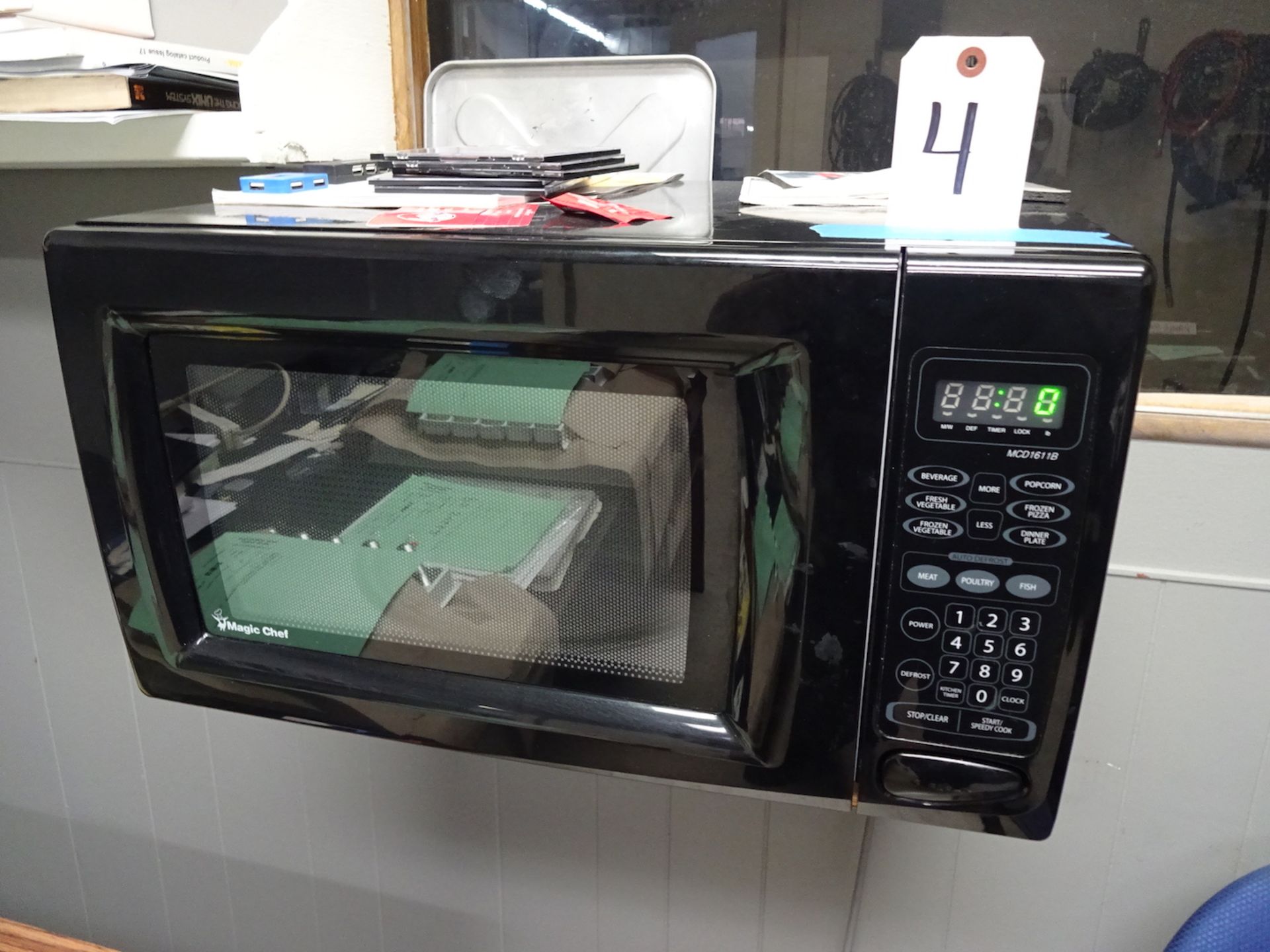 Magic Chef Microwave Oven (Elk Grove Village, IL)