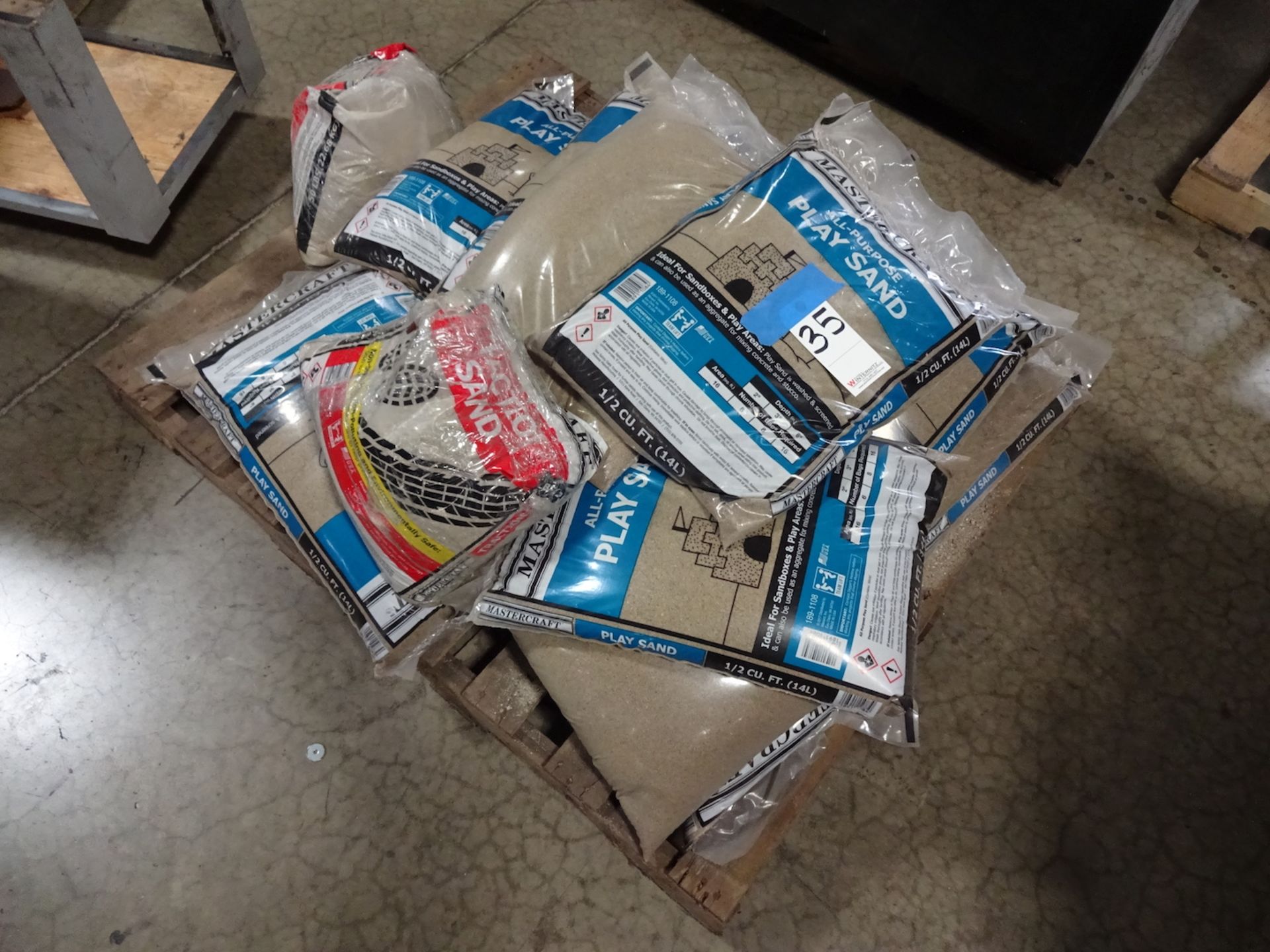 LOT: (16) 1/2 cu. ft. Bags of Play Sand