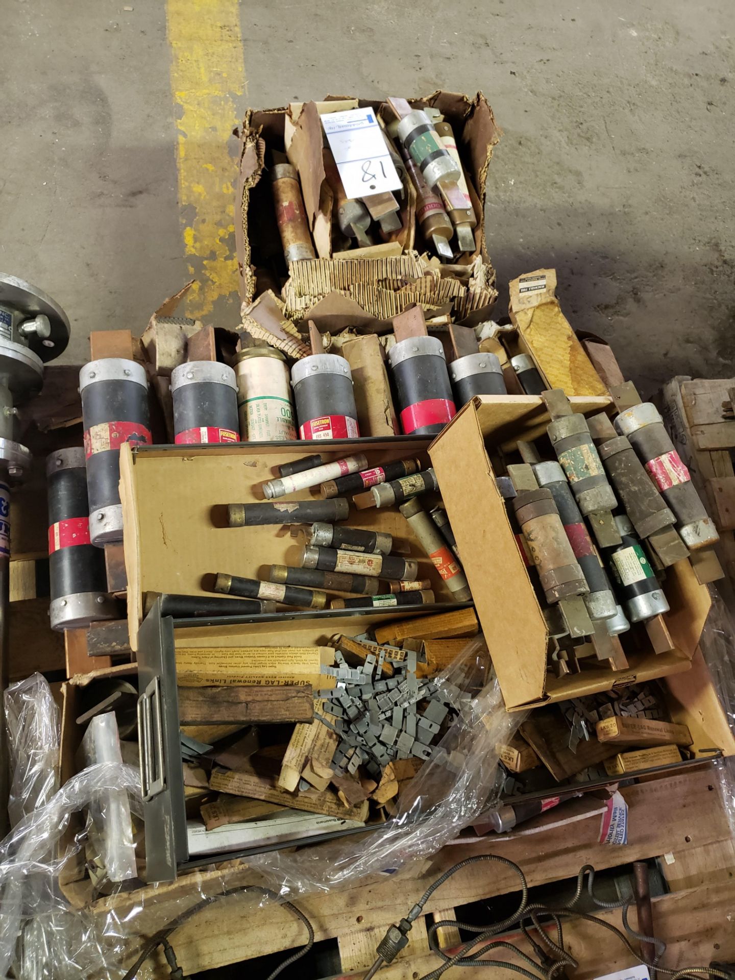 Large lot of misc fuses - Image 2 of 5