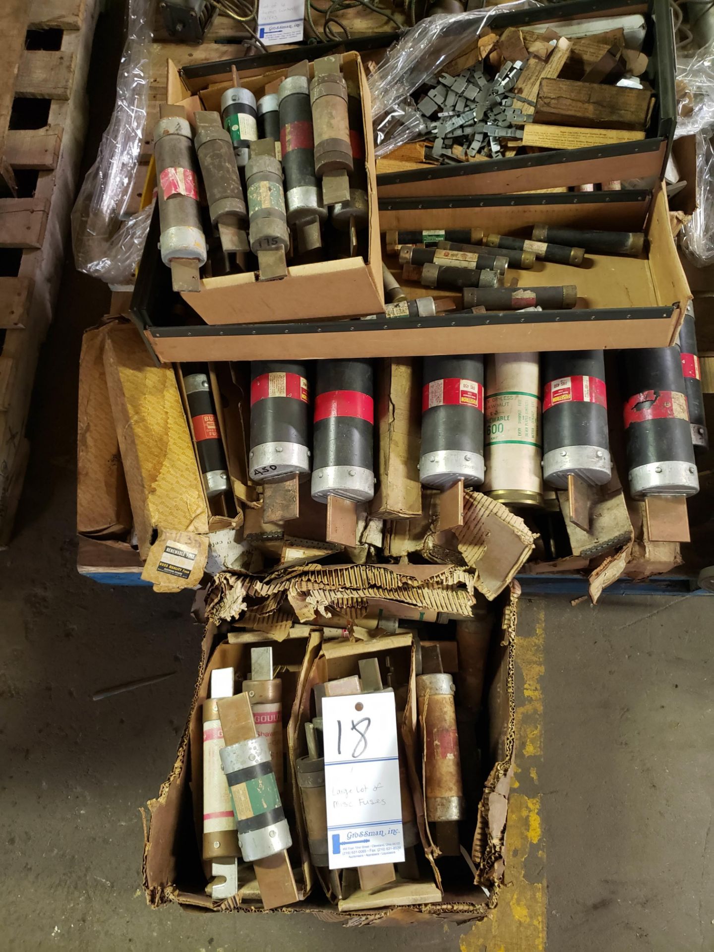 Large lot of misc fuses