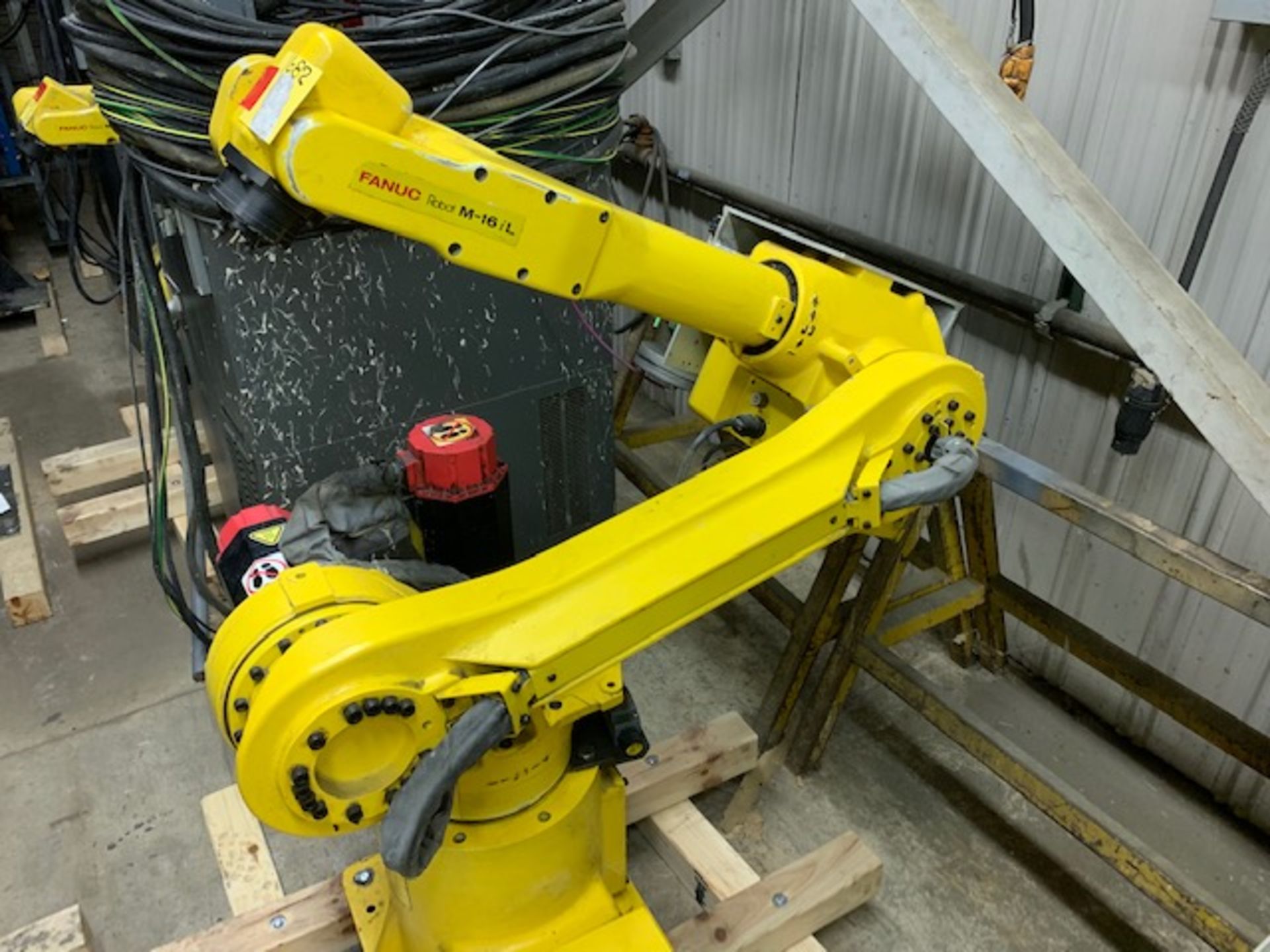 FANUC ROBOT M-16i/L WITH RJ3 CONTROLLER, LOCATION MI