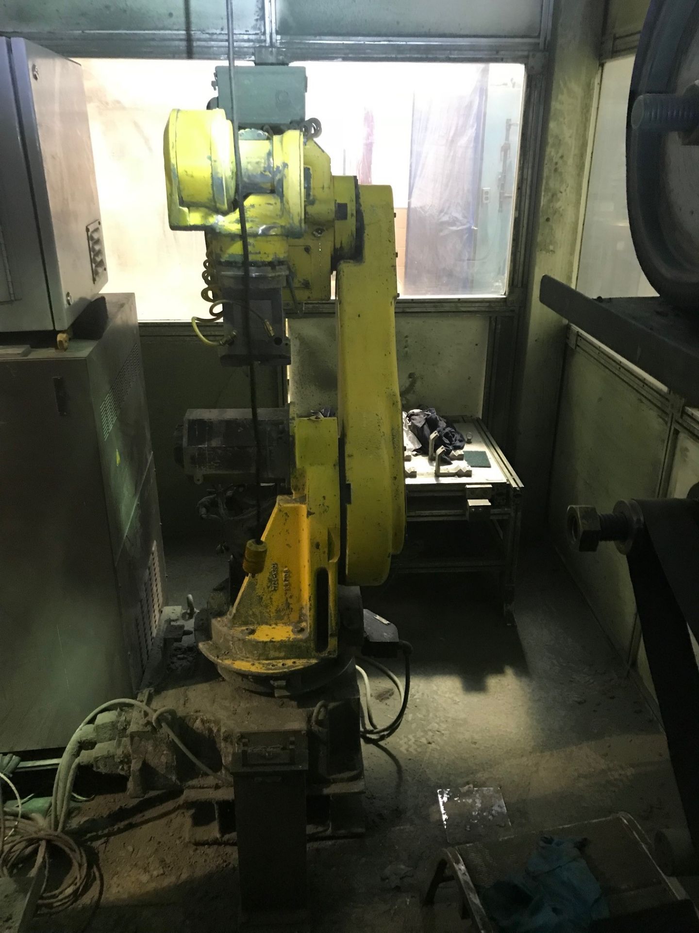 ACME ROBOTIC SANDING & POLISHING CELL WITH FANUC M710IB/45 ROBOT AND RJ3iB CONTROLLER, YEAR 2005 - Image 4 of 26