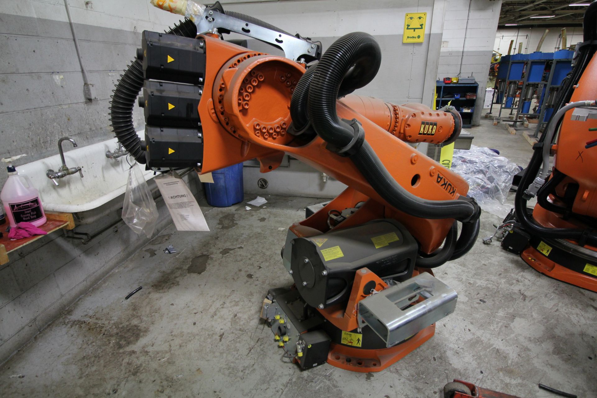 KUKA ROBOT KR 210-2-2000, YEAR 2011, SN 923650 (NEW ARM ONLY)