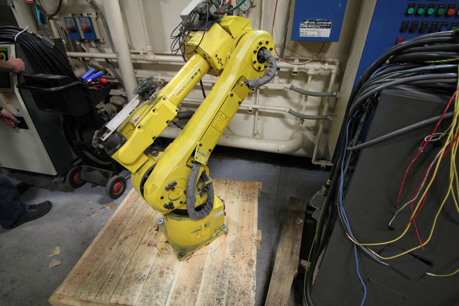 FANUC ROBOT M-16iB/20 WITH R-J3iB CONTROLS, TEACH PENDANT & CABLES, SN 73717, YEAR 2005 - Image 2 of 7