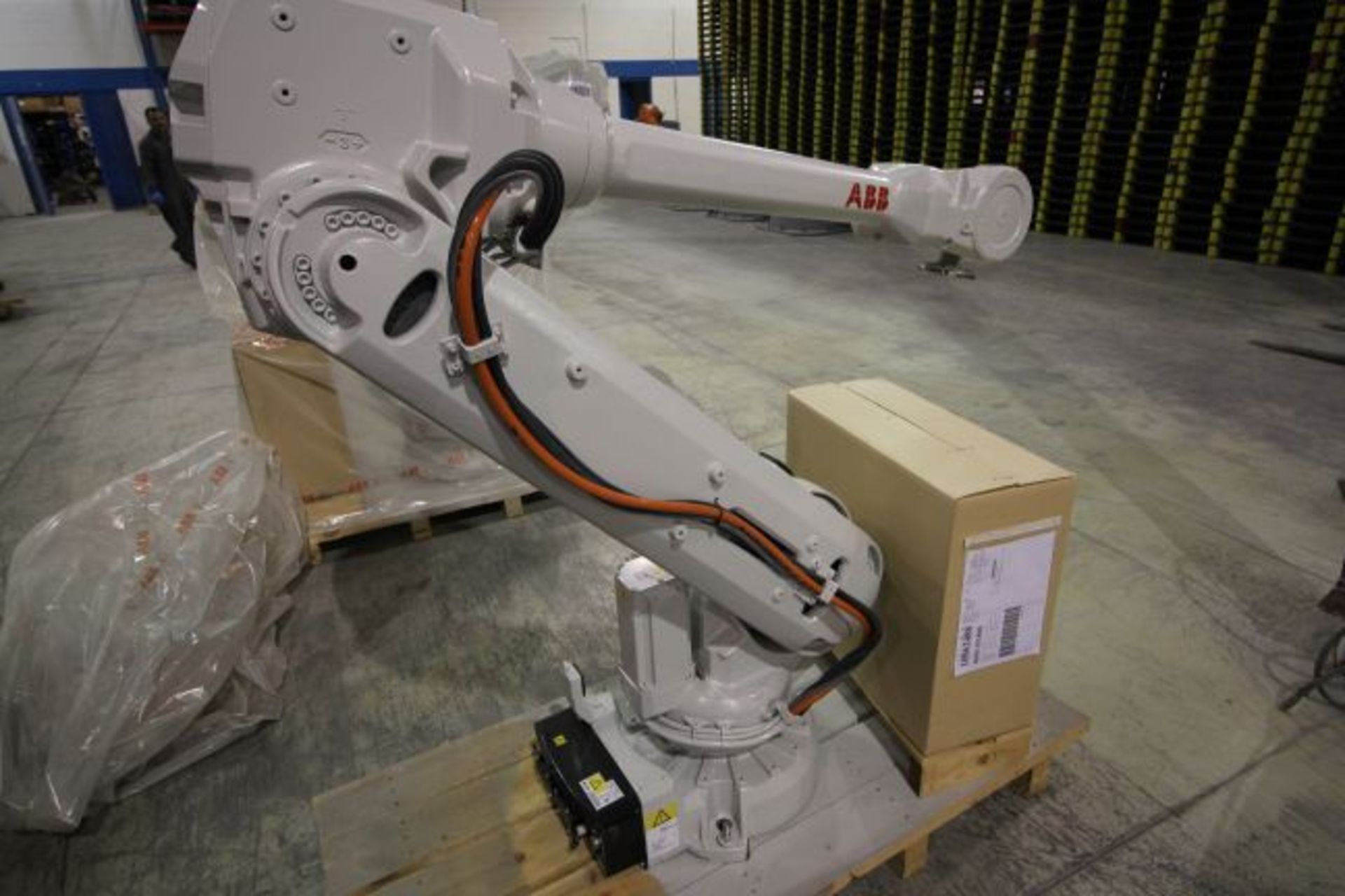 (NEW) ABB ROBOT IRB 4600 2.55/40KG WITH IRC5 CONTROLS, YEAR 2014, SN 101898 TEACH PENDANT& CABLES - Image 2 of 9