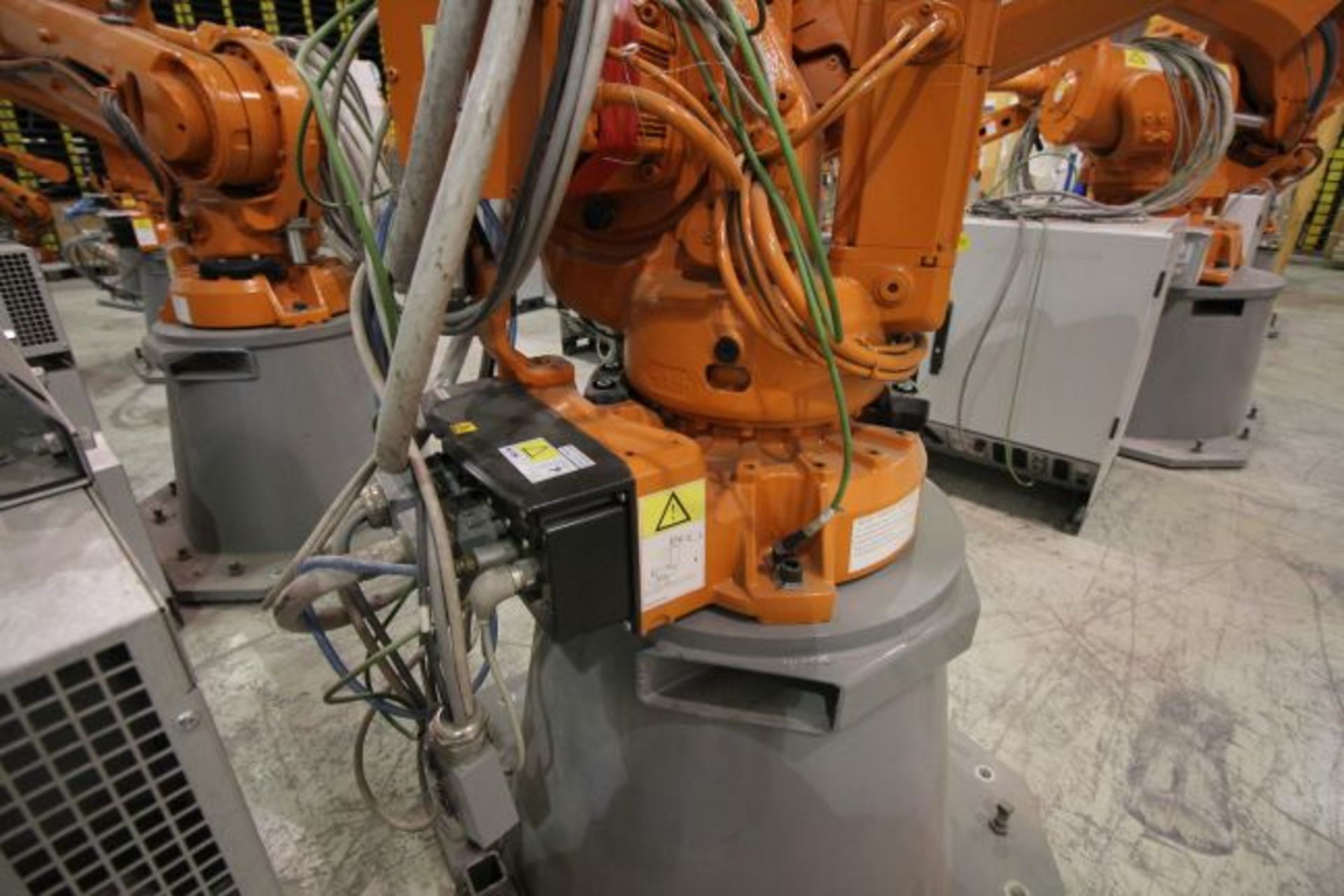 ABB ROBOT IRB 4600 2.55/40KG WITH IRC5 CONTROLS, YEAR 2014, SN 500784 TEACH PENDANT& CABLES - Image 4 of 10