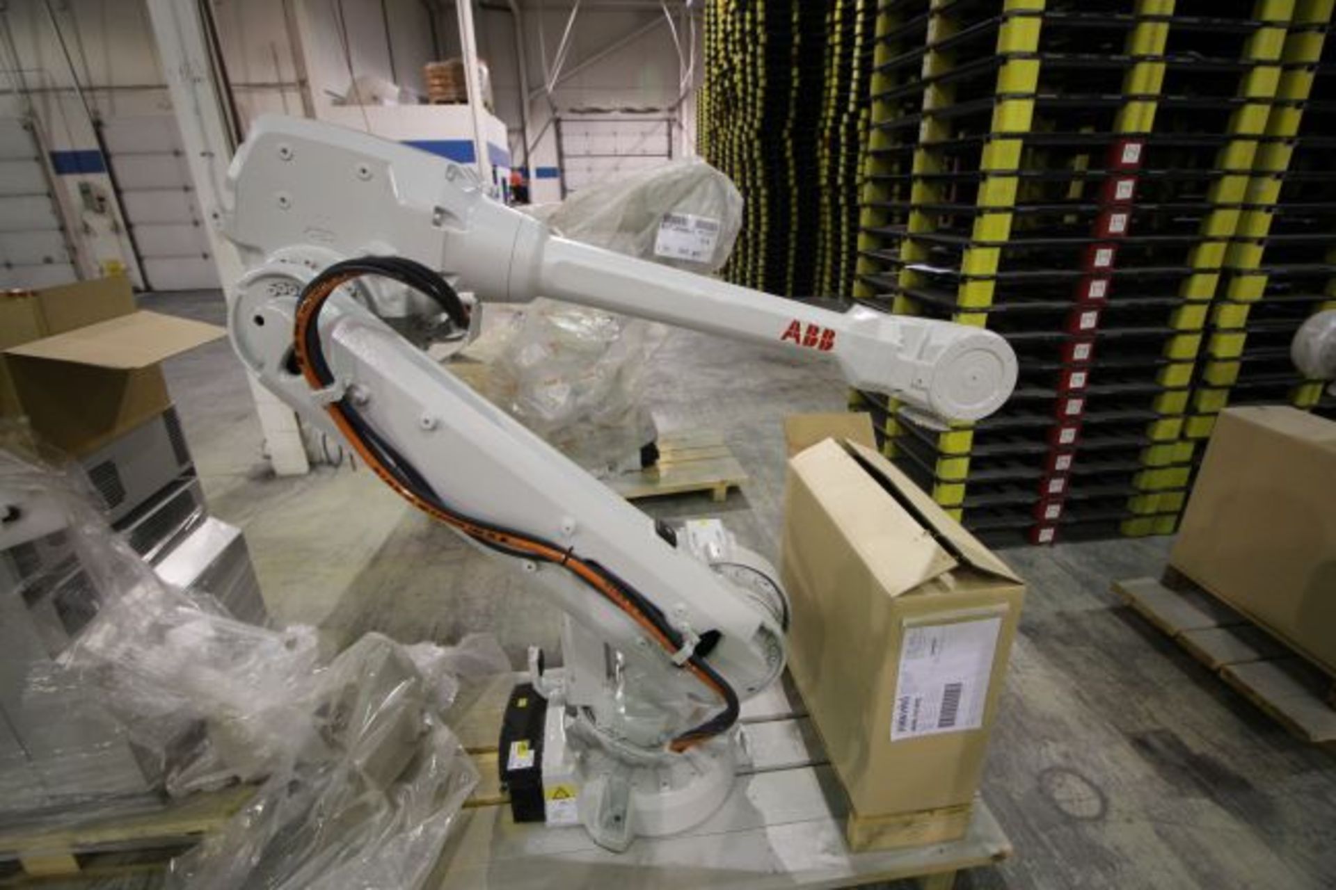 (NEW) ABB ROBOT IRB 4600 2.55/40KG WITH IRC5 CONTROLS, YEAR 2014, SN 101892 TEACH PENDANT& CABLES