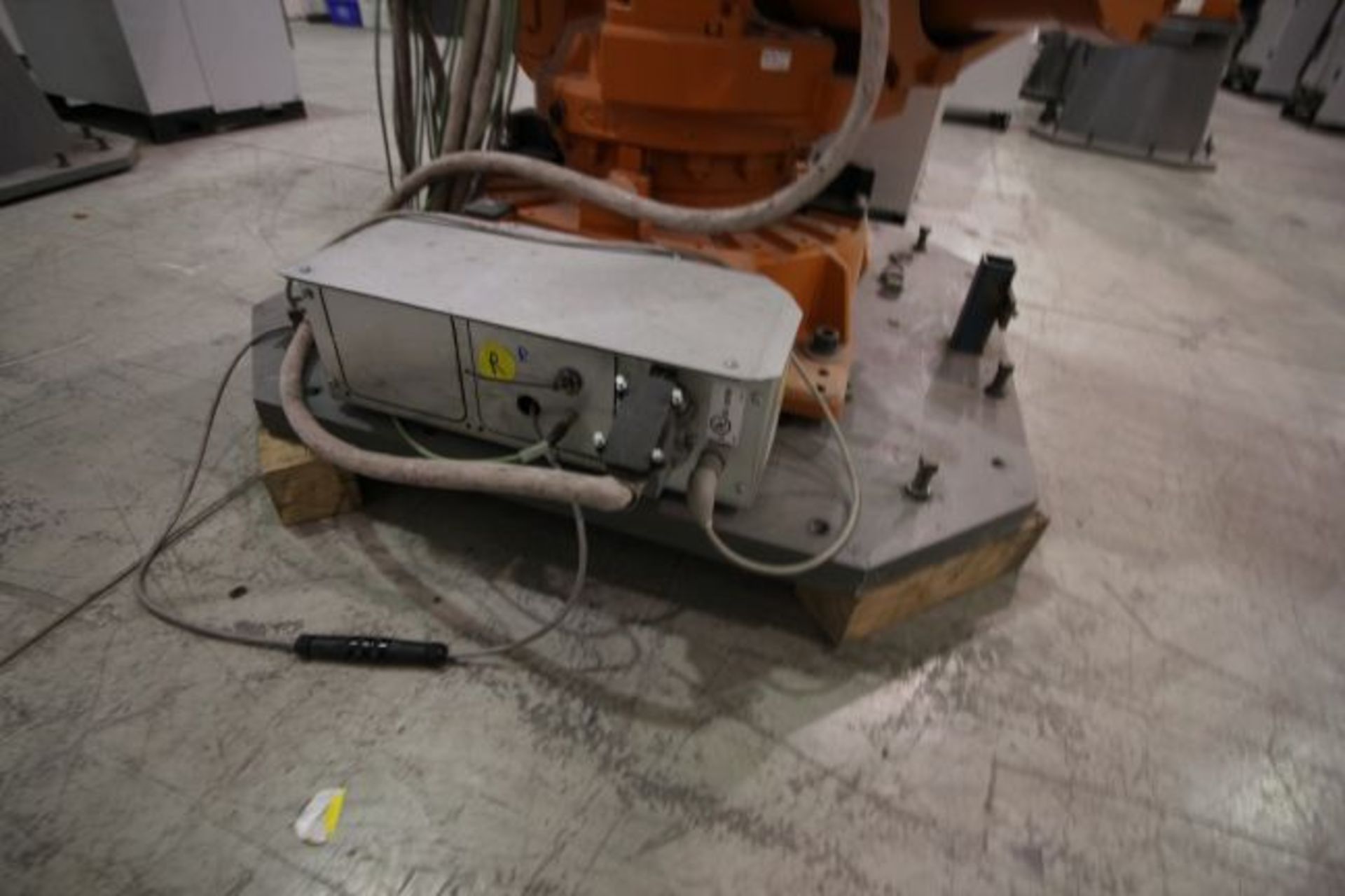 ABB ROBOT IRB 6640 2.8/185 WITH IRC5 CONTROLS, YEAR 2014, SN 503063, TEACH PENDANT & CABLES - Image 6 of 11