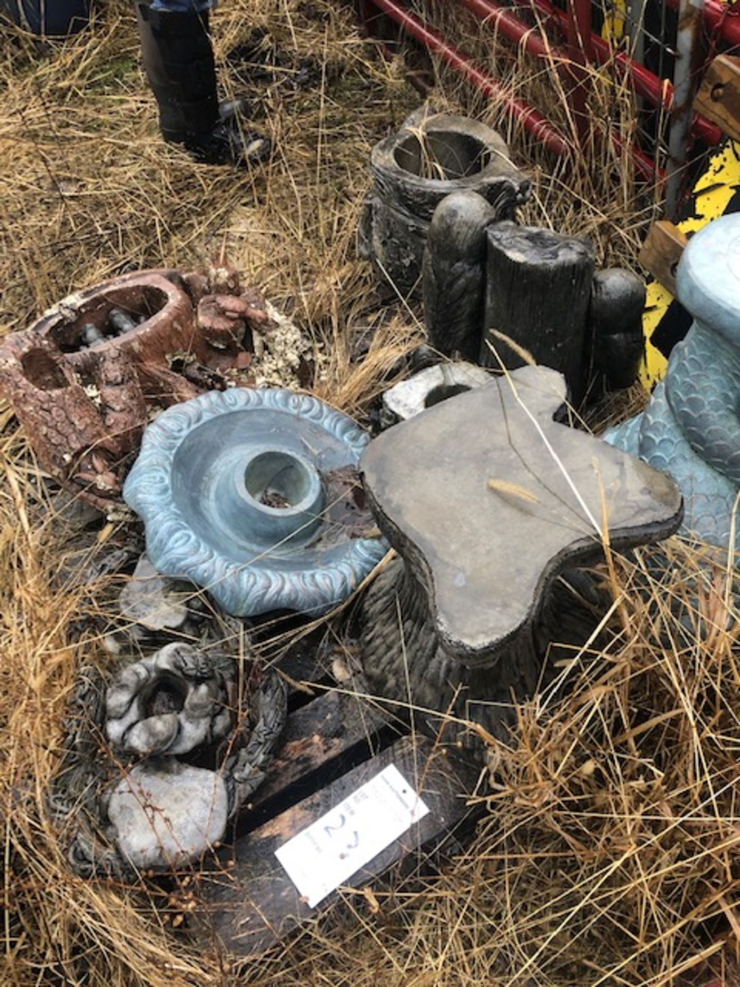 Bird baths and lawn ornaments - Image 2 of 2