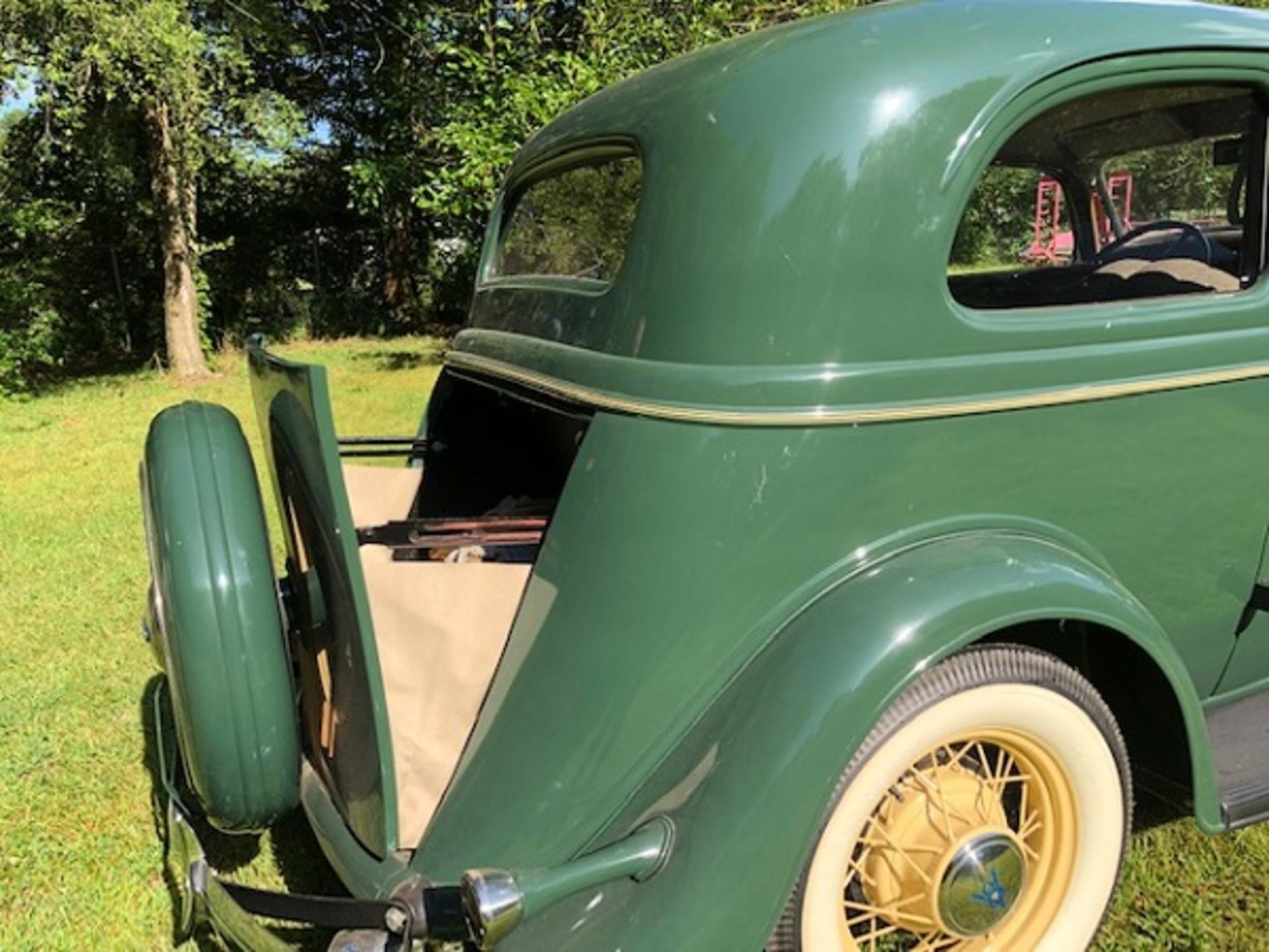 1934 Ford Victoria completely refinished with rare pop-out trunk option, second owner, 22,024 - Image 4 of 7