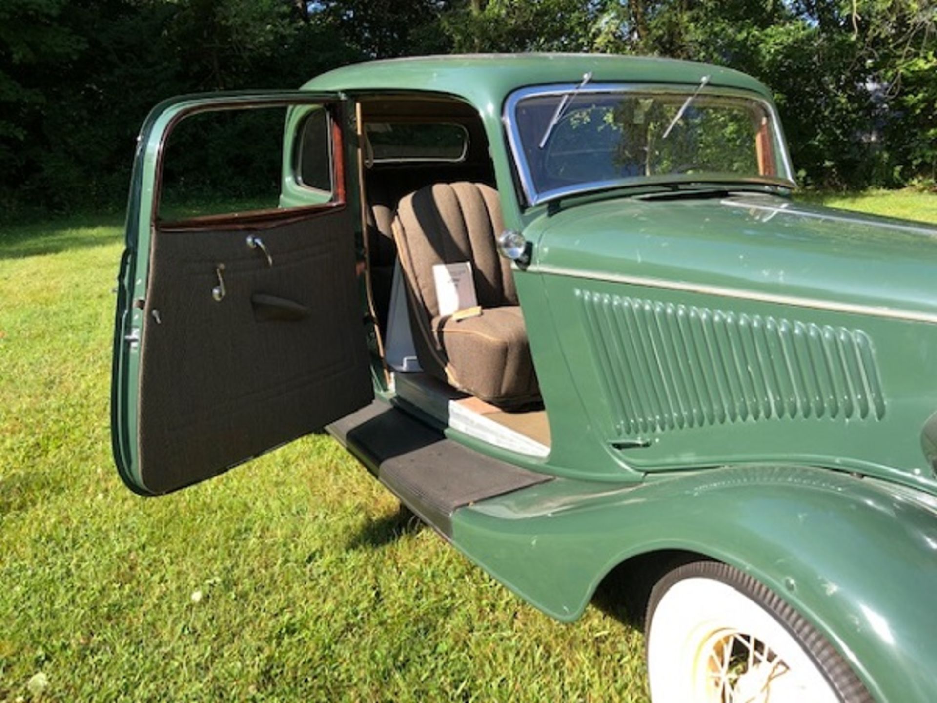 1934 Ford Victoria completely refinished with rare pop-out trunk option, second owner, 22,024 - Image 3 of 7