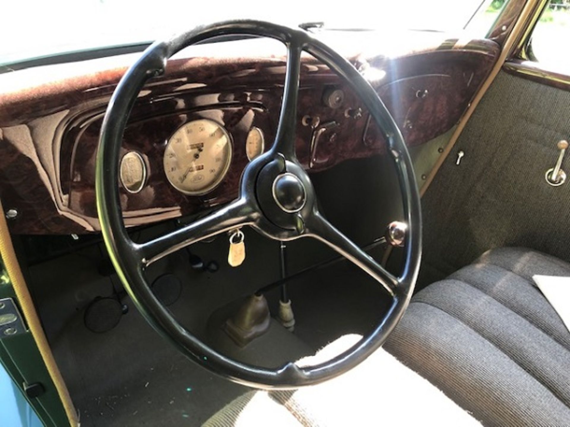 1934 Ford Victoria completely refinished with rare pop-out trunk option, second owner, 22,024 - Image 6 of 7