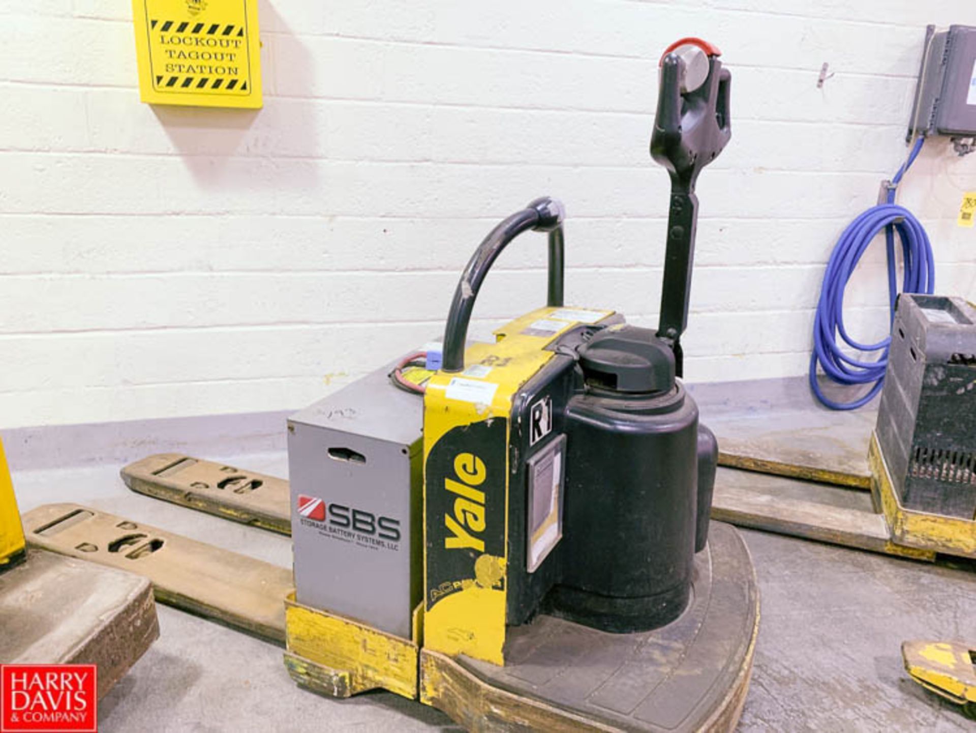 Yale 6,000 LB Capacity Electric Pallet Jack Model MPE060LCN24T2748, S/N A292NO22961 - Rigging Fee: $