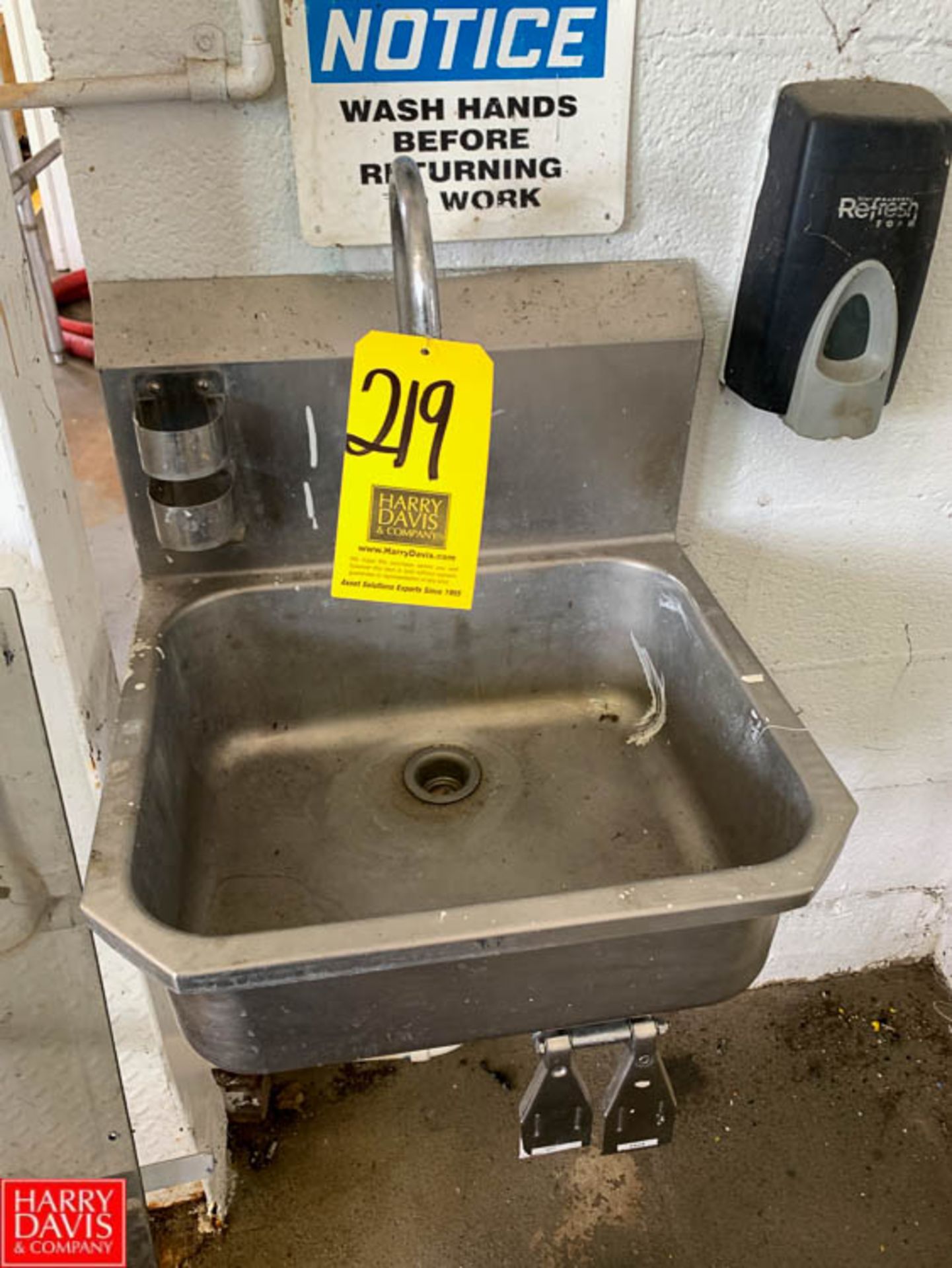 S/S Wash Sink with Knee Control - Rigging: $25