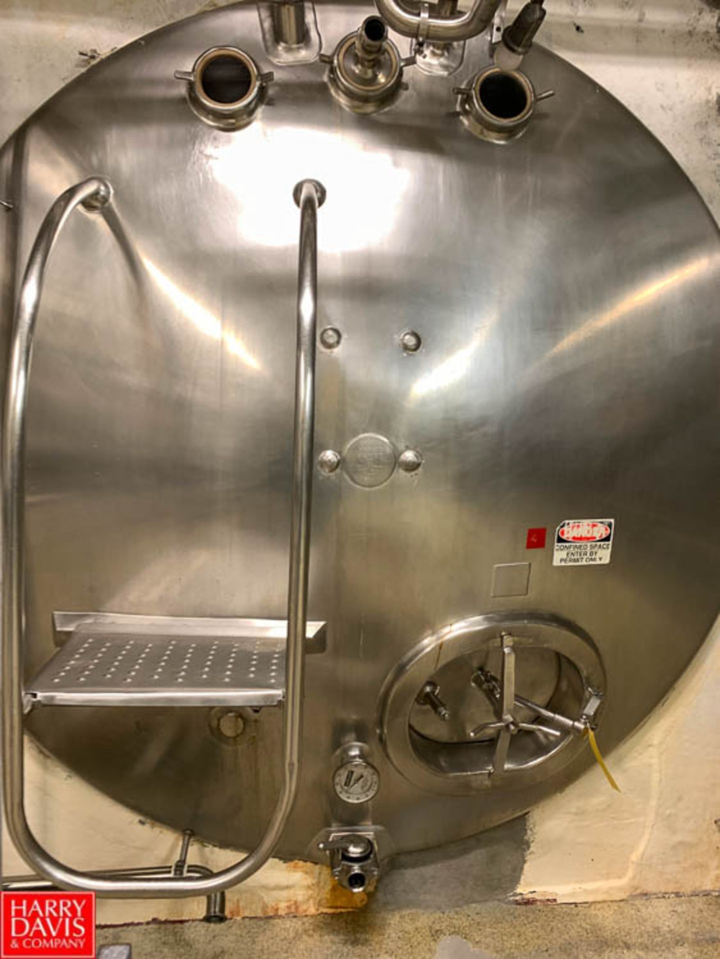 Chicago Stainless 3,000 Gallon Horizontal S/S Tank with Vertical Agitator Rigging Fee:$2000