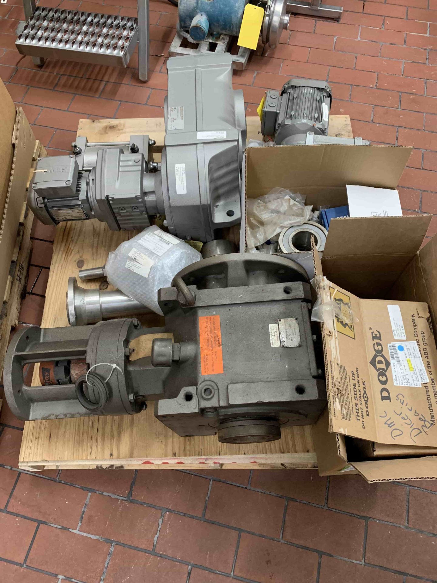 NEW DMC Spare Belts, Spare Drives and Spare Parts Rigging Fee: $200 *LOCATED IN: Kiel, Wisconsin - Bild 3 aus 3
