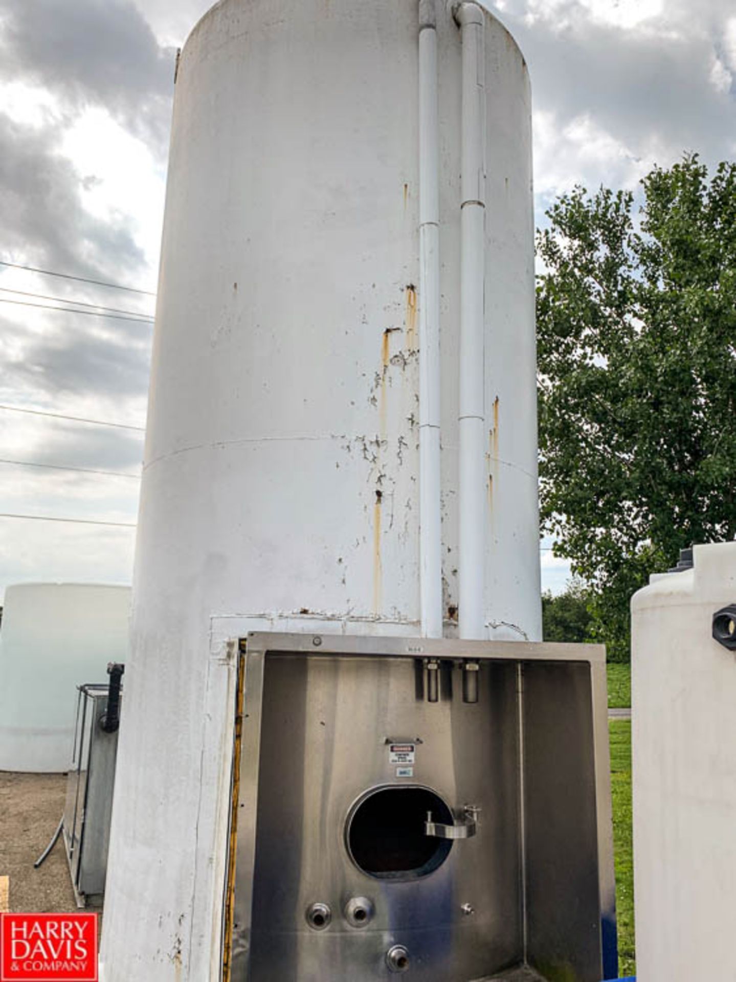 5,000 Gallon S/S Silo : SN 103625-2 *Missing Door **LOCATED IN SUGARCREEK, OHIO Rigging Fee: $CALL