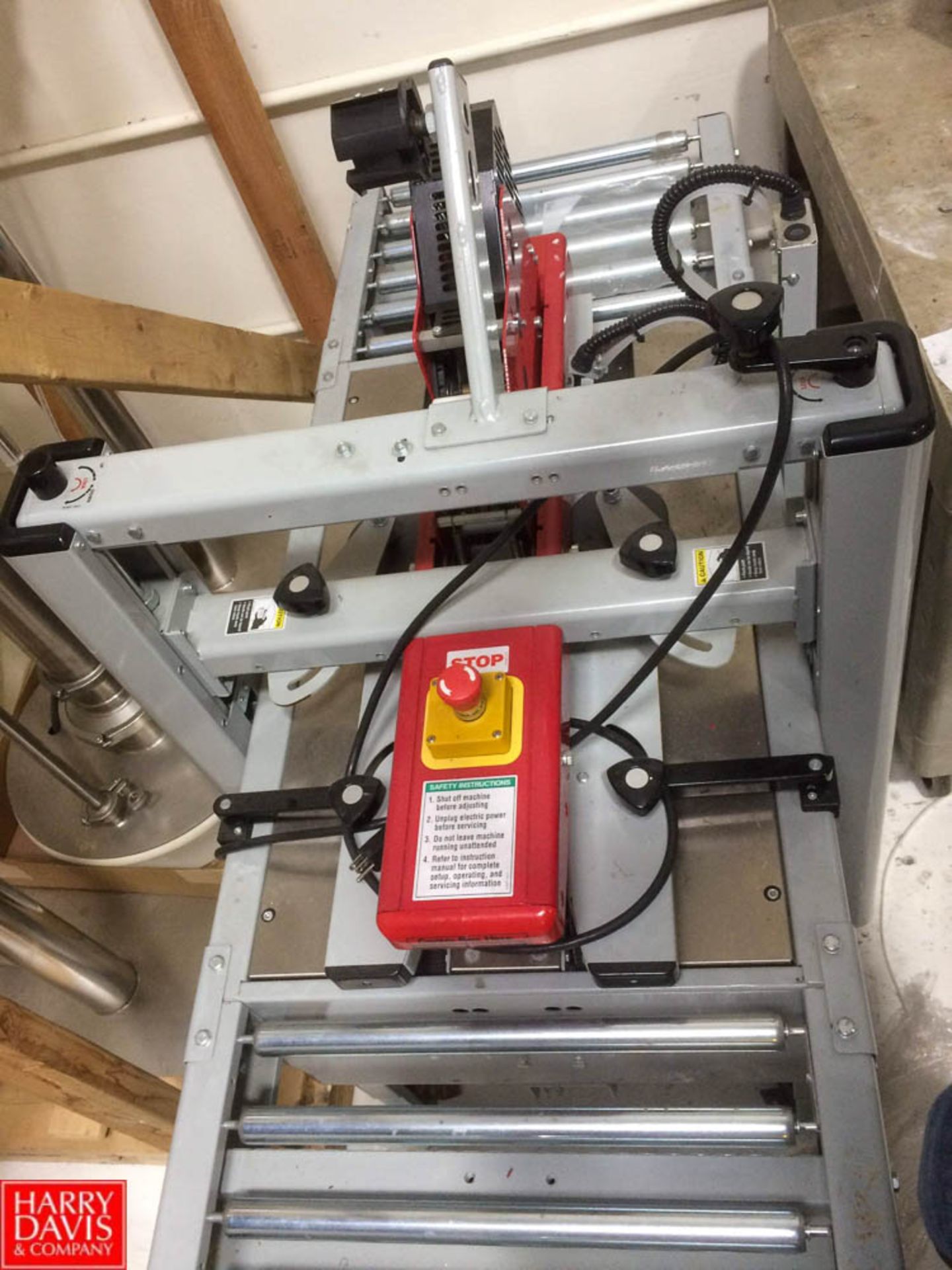 2017 3M Semi Automatic Carton Sealer **Item Located in Hayward, California Rigging Fee: $