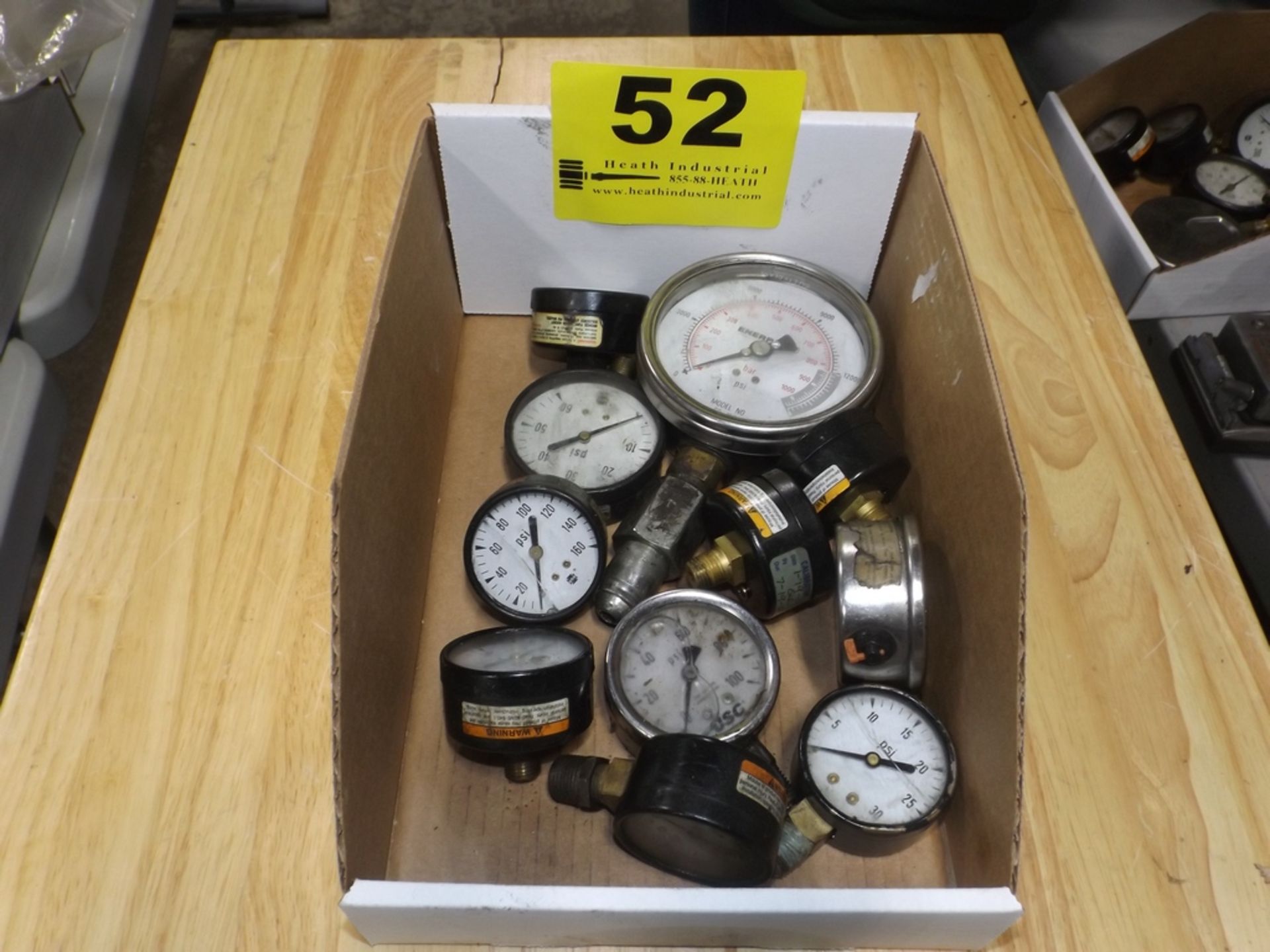 LARGE ASSORTMENT OF PRESSURE GAGES IN BOX