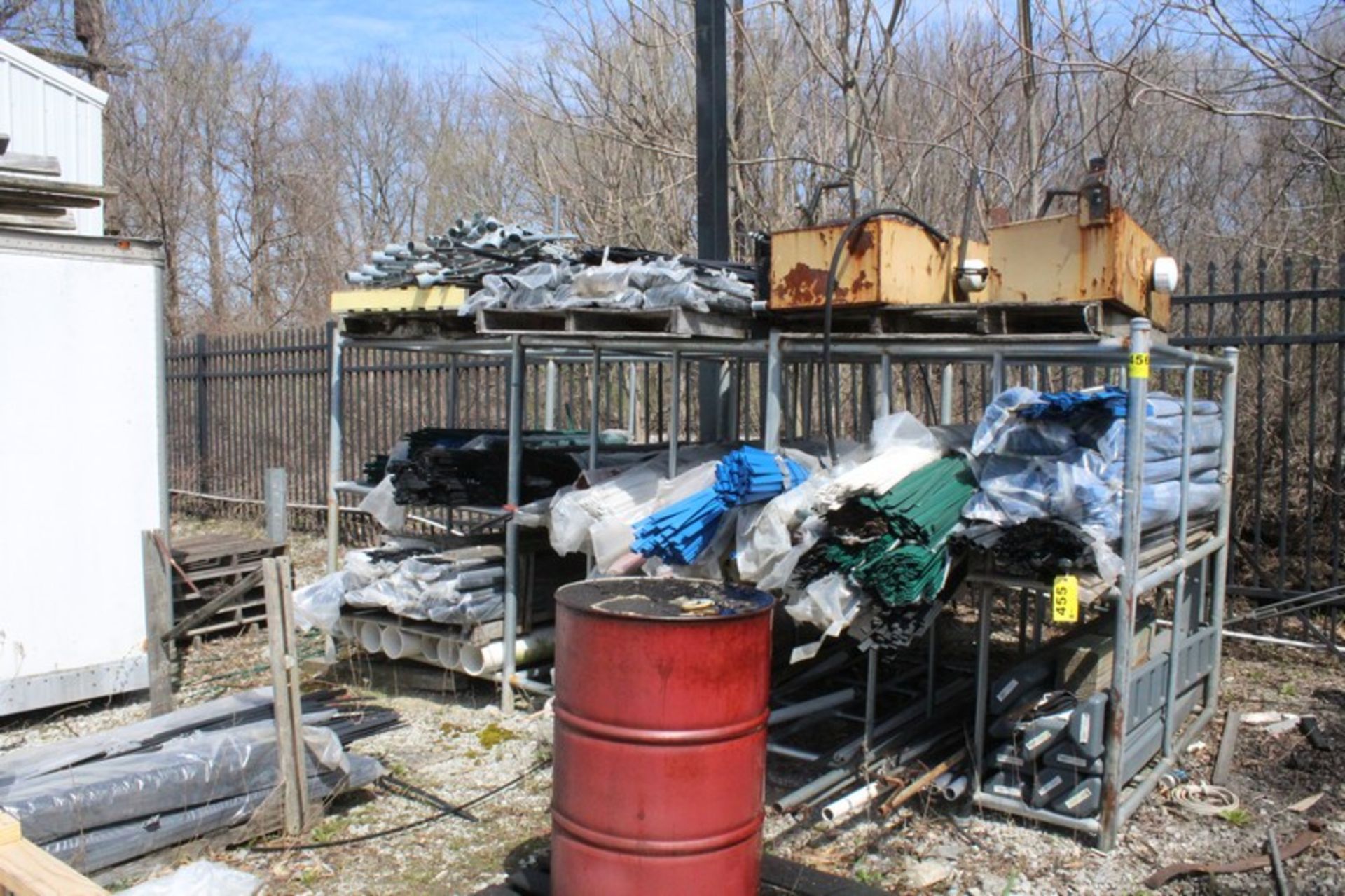 LOT ASSORTED PLASTIC FENCE SLATS ON PIPE RACK