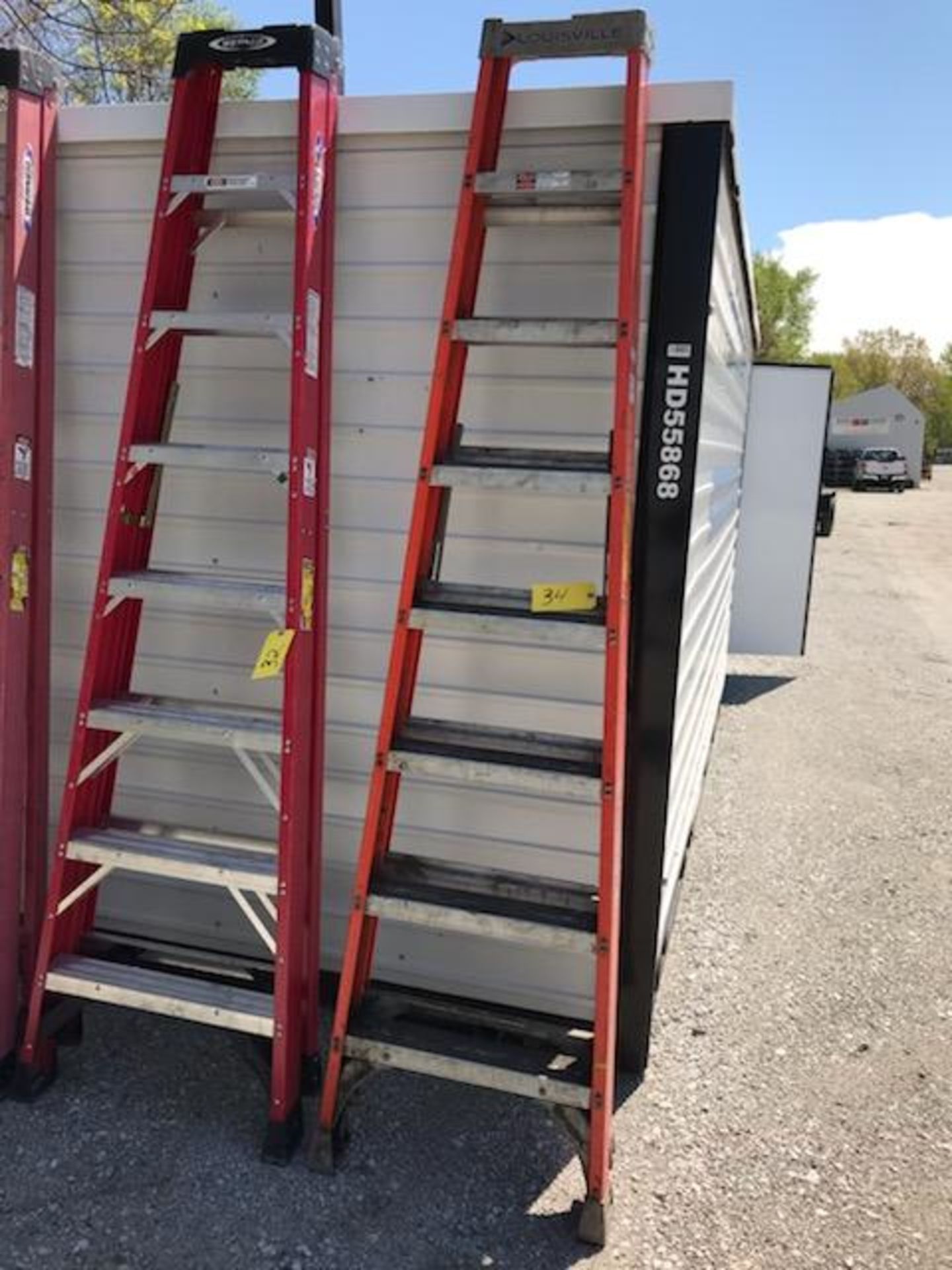 LOUISVILLE 8' FIBERGLASS STEP LADDER