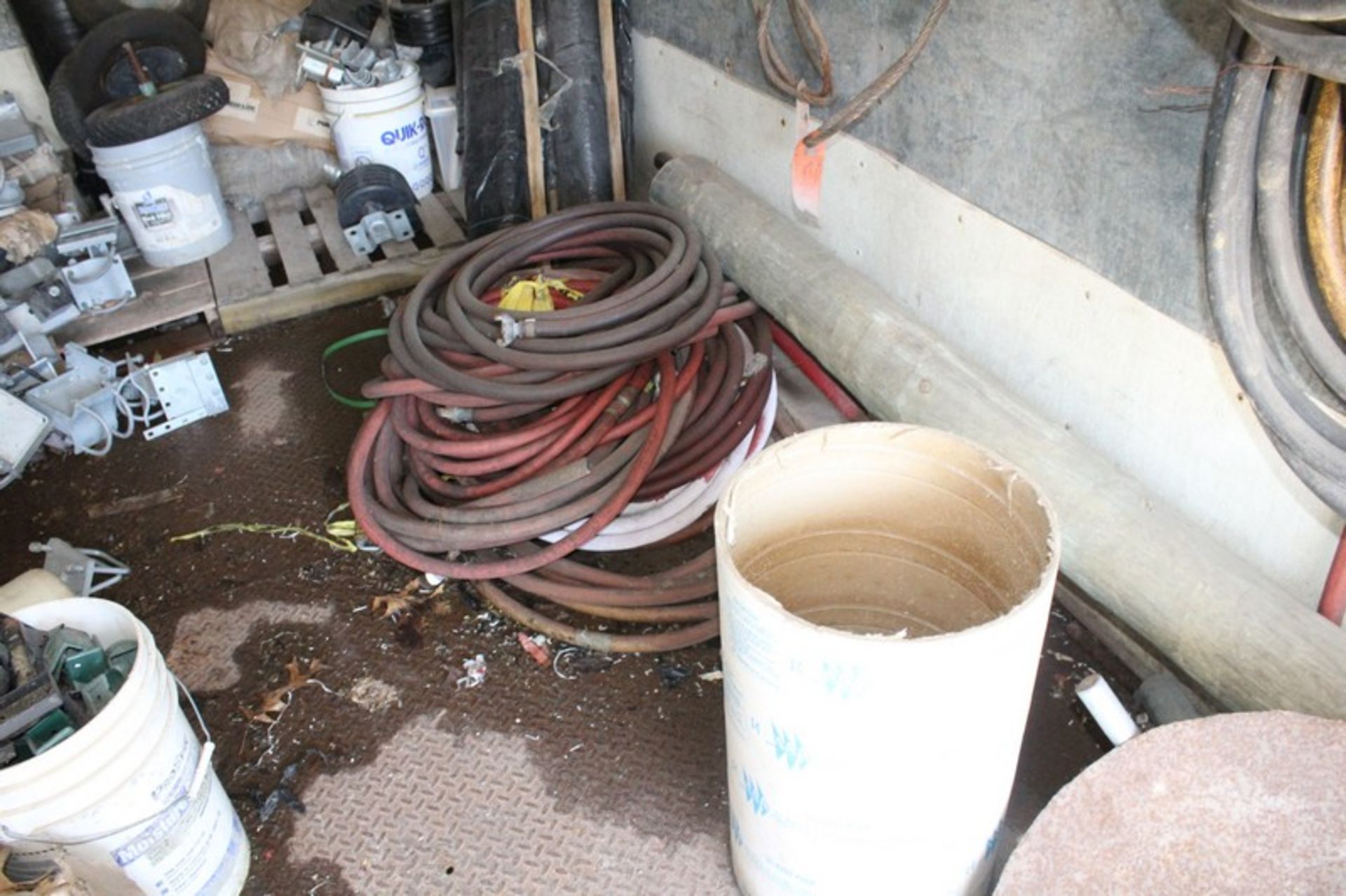 LOT ASSORTED AIR HOSE, GATE BRACKETS, SILT FENCES, AND ALUMINUM TOOL BOX IN TRUCK BODY - Image 3 of 5