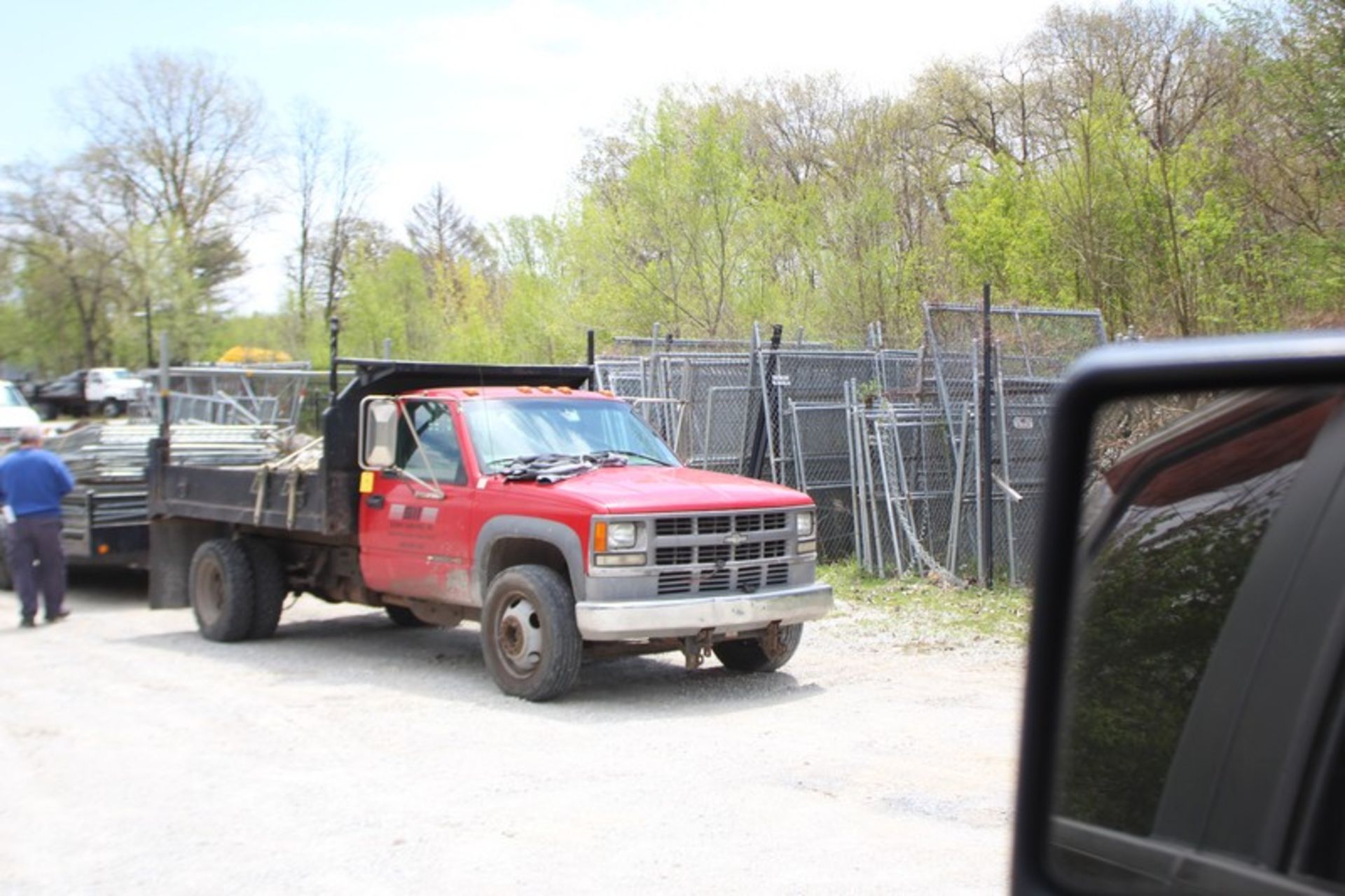 1999 CHEVROLET MODEL 3500 HD DUMP TRUCK, VIN 1GBKC34J1XF078898, 9' WOOD DECK, AUTOMATIC