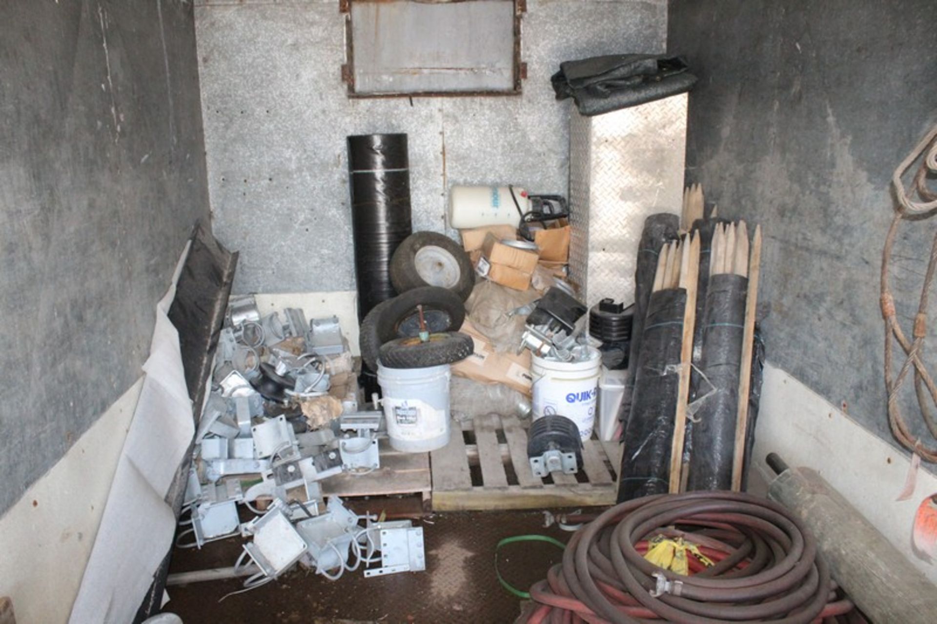 LOT ASSORTED AIR HOSE, GATE BRACKETS, SILT FENCES, AND ALUMINUM TOOL BOX IN TRUCK BODY - Image 2 of 5