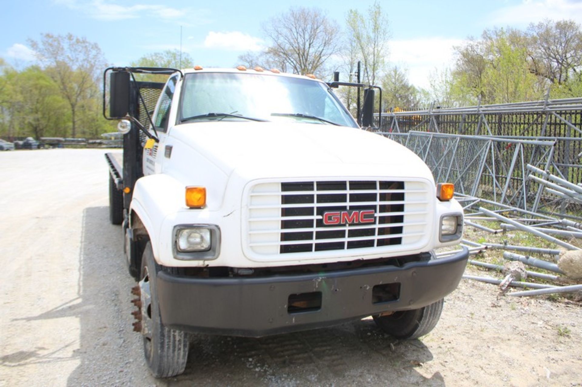 2000 GMC MODEL C6500 FLAT BED TRUCK, VIN 1GDJ7H1C6YJ510006, DIESEL, 22' WOOD DECK, AUTOMATIC - Image 2 of 3