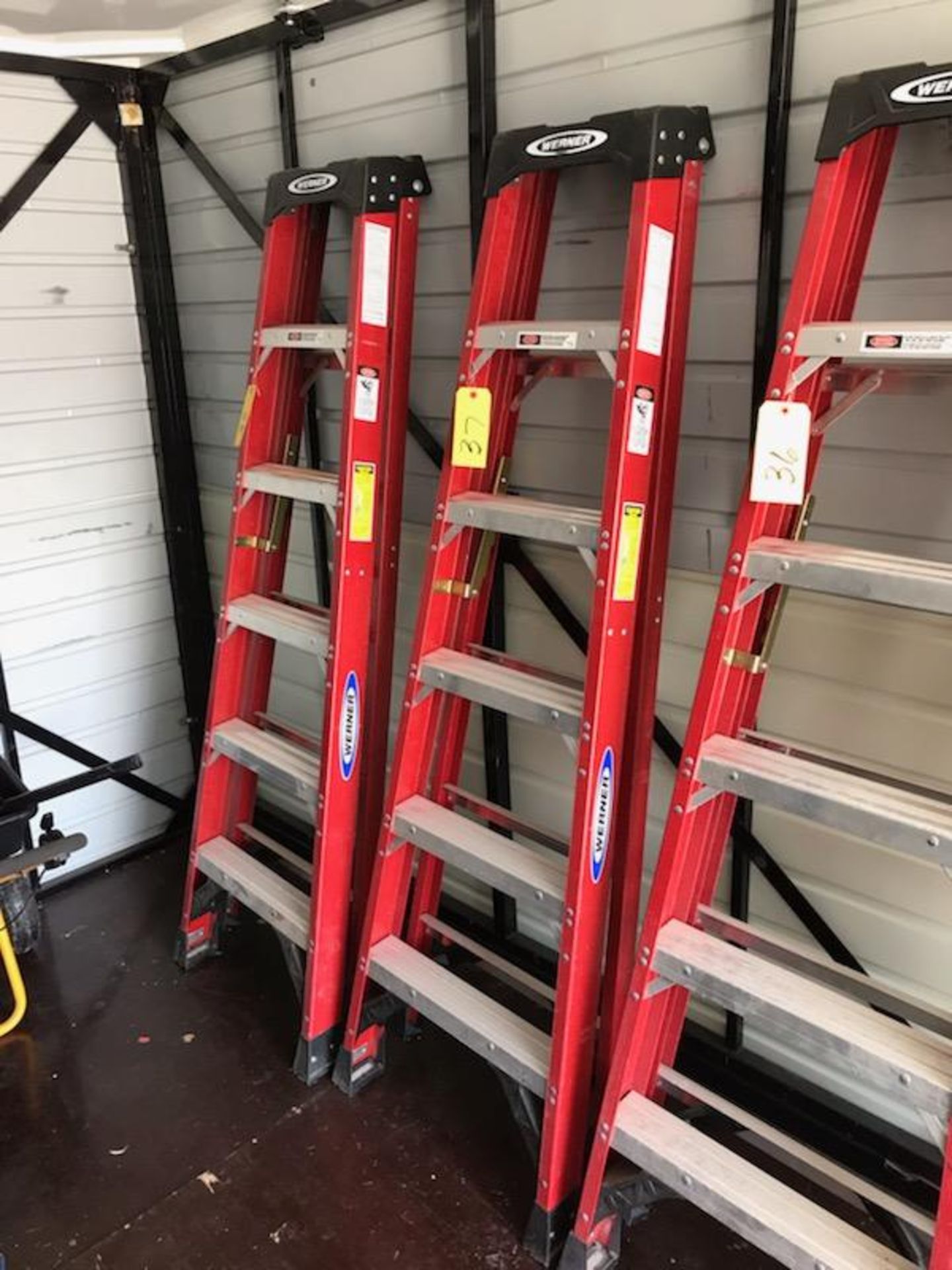 WERNER 6' FIBERGLASS STEP LADDER