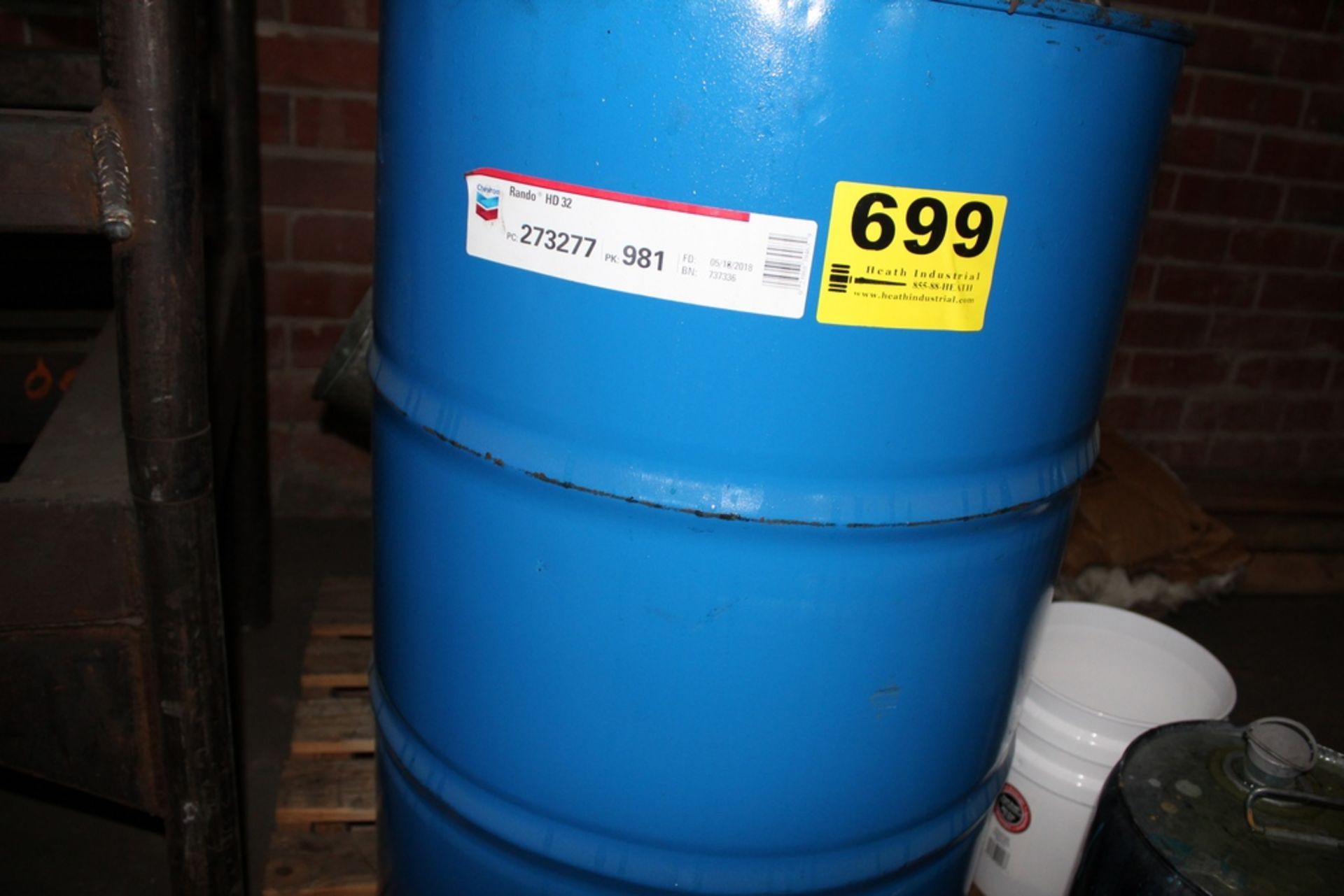 55 GALLON DRUM OF CHEVRON RANDO 32 HYDRAULIC OIL, ASSORTED OILS ON SKID - Image 2 of 3