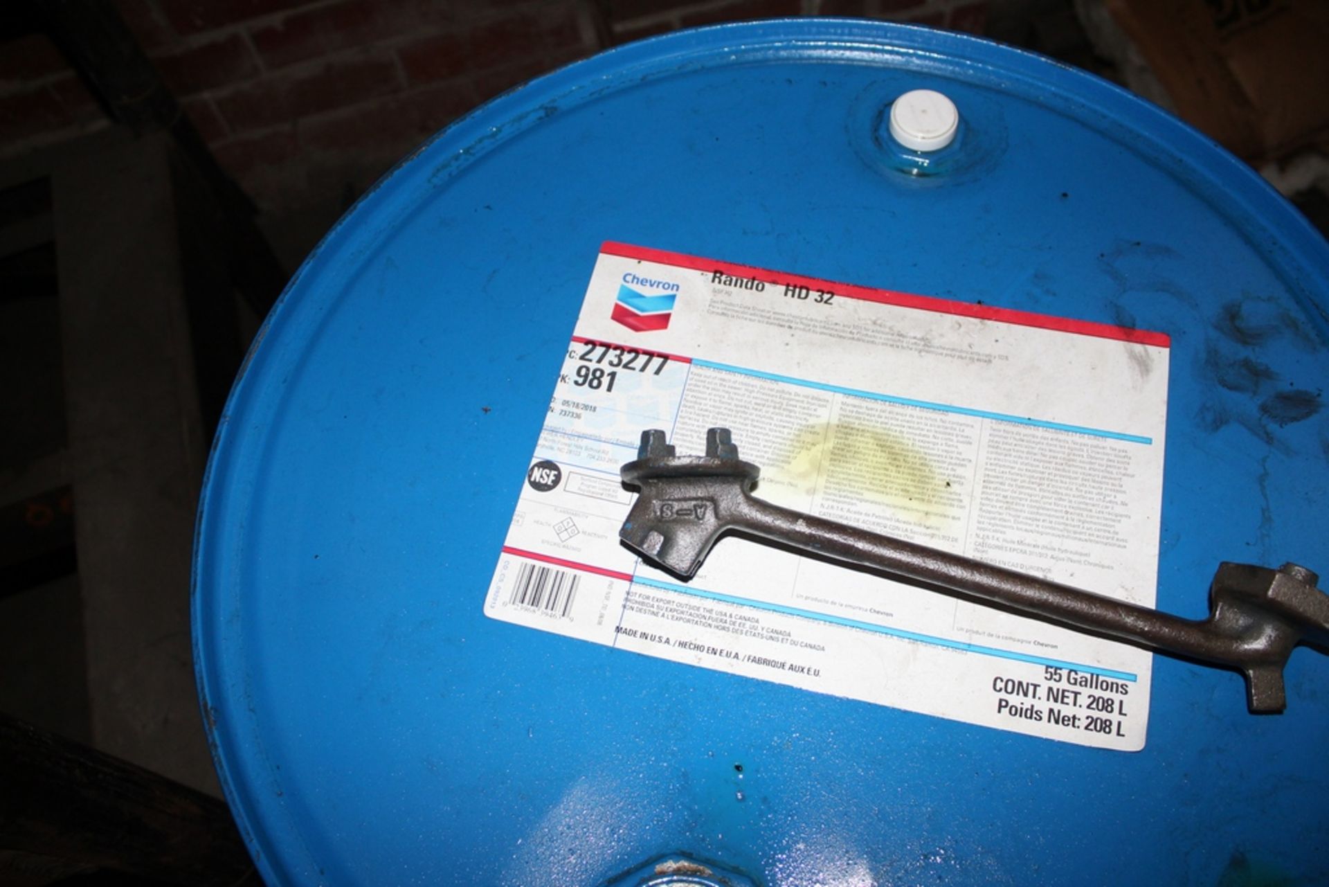 55 GALLON DRUM OF CHEVRON RANDO 32 HYDRAULIC OIL, ASSORTED OILS ON SKID - Image 3 of 3